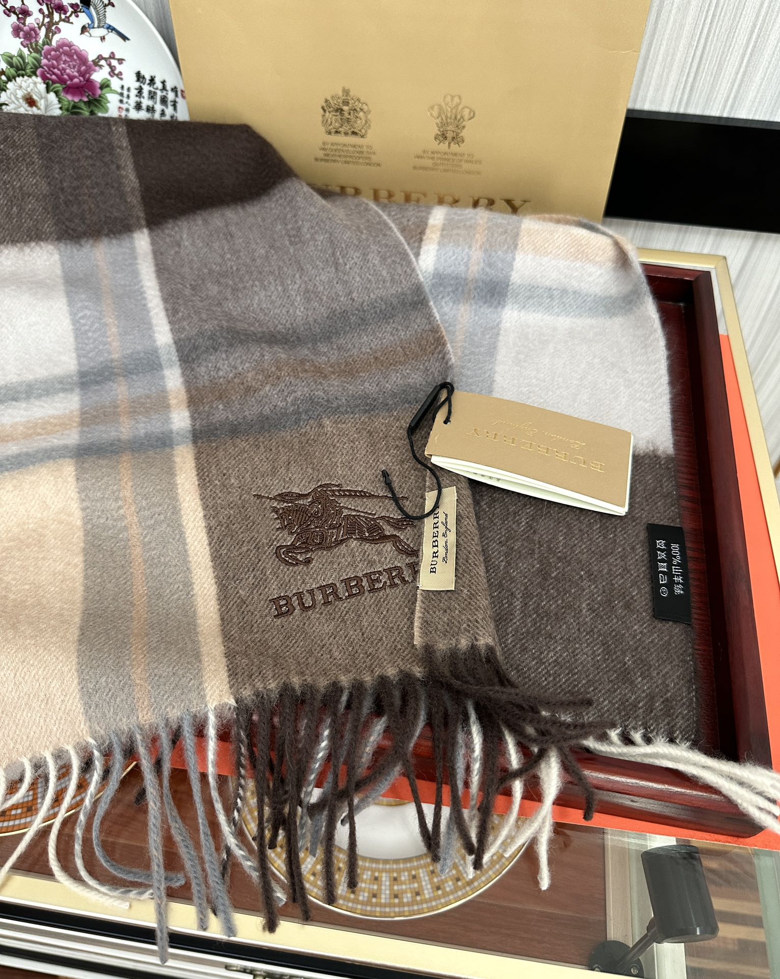 。85%山羊绒 2025巴宝莉采用内蒙古顶级山羊绒，最新款男女通用情侣款👫重磅推荐💥 经典的格子，永不过