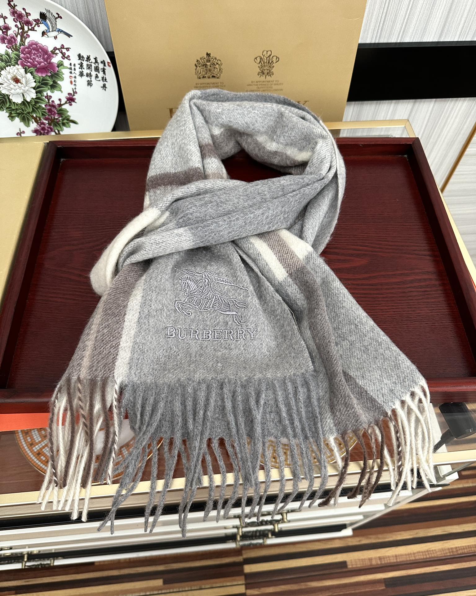 。85%山羊绒 2025巴宝莉采用内蒙古顶级山羊绒，最新款男女通用情侣款👫重磅推荐💥 经典的格子，永不过