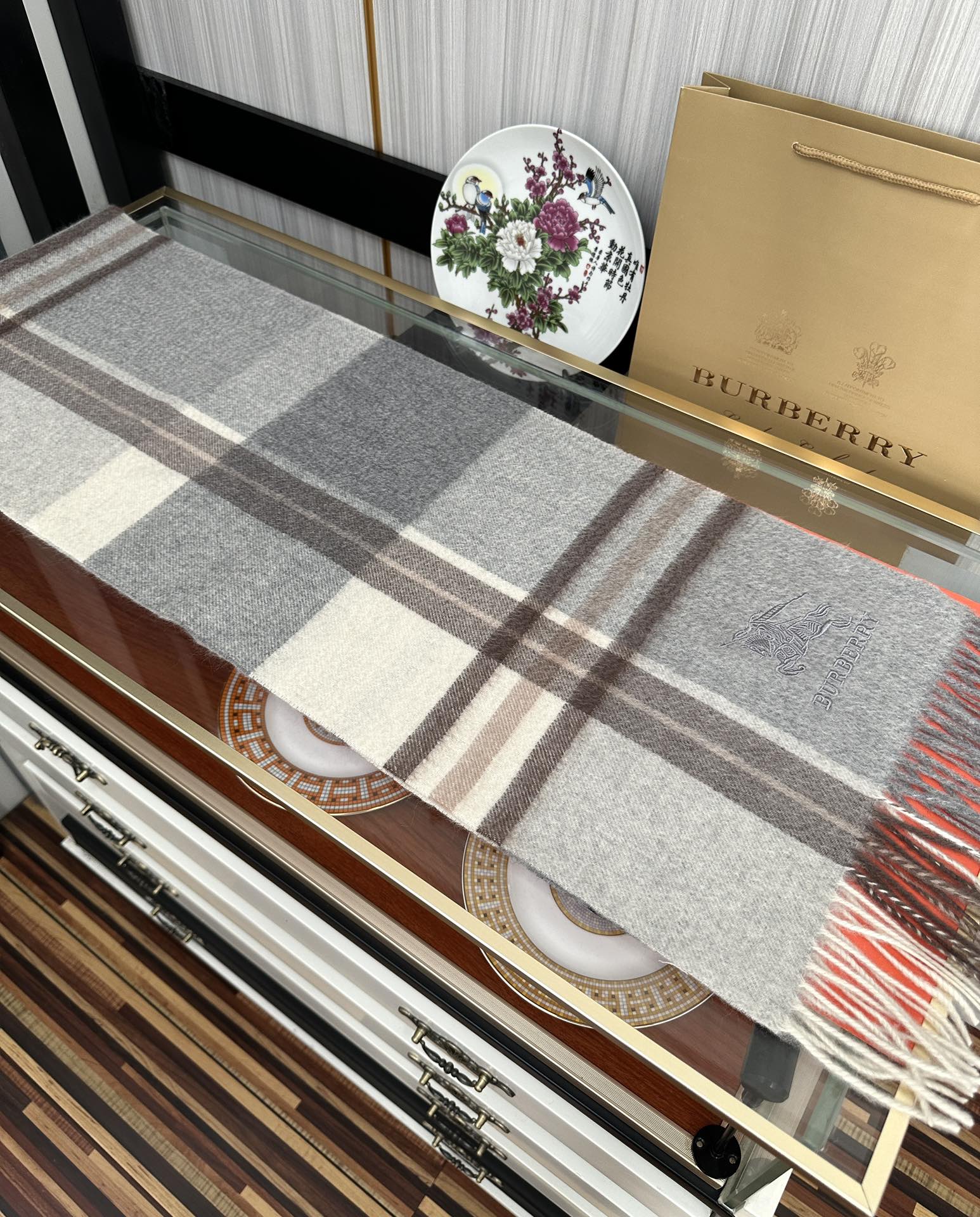 。85%山羊绒 2025巴宝莉采用内蒙古顶级山羊绒，最新款男女通用情侣款👫重磅推荐💥 经典的格子，永不过