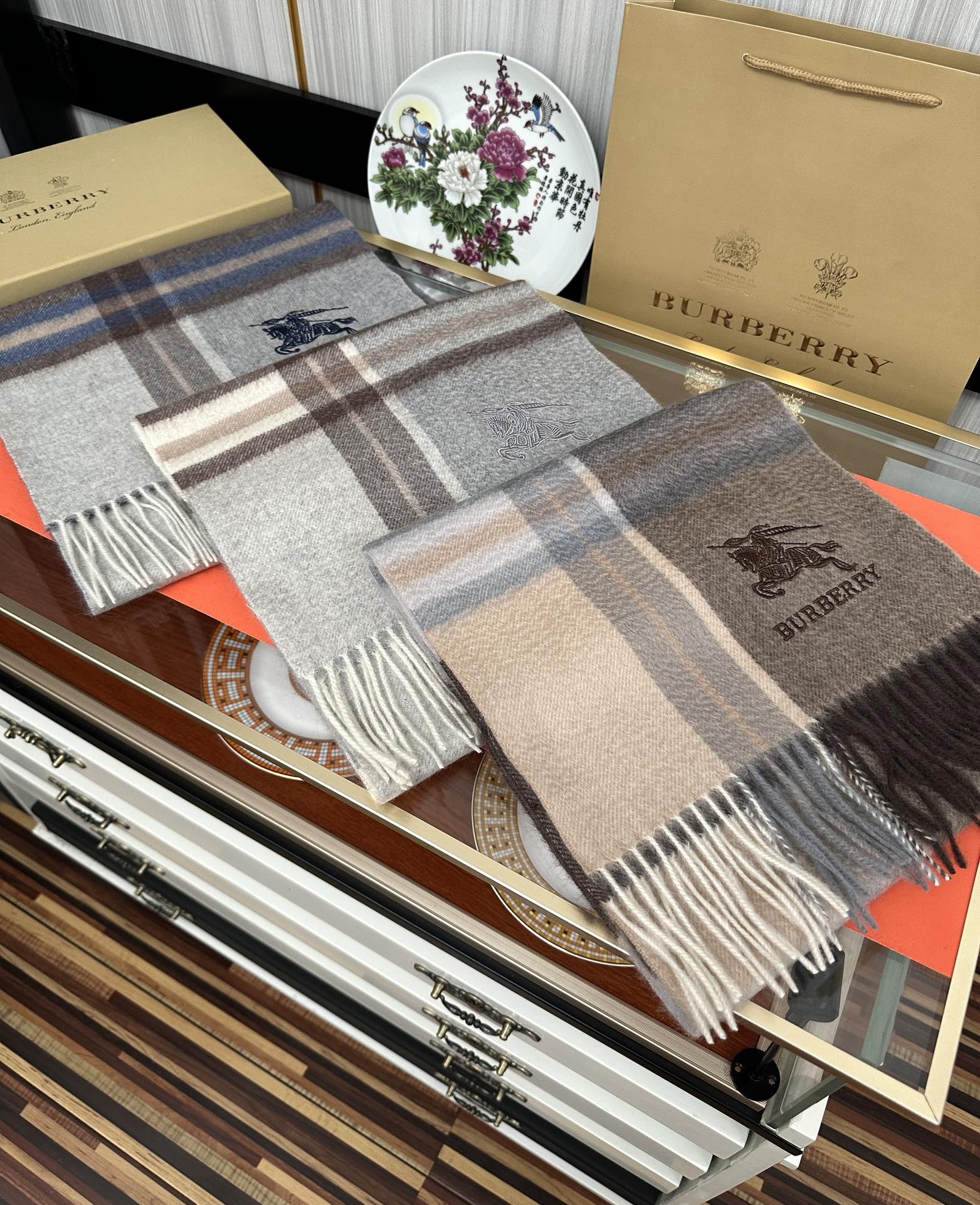 。85%山羊绒 2025巴宝莉采用内蒙古顶级山羊绒，最新款男女通用情侣款👫重磅推荐💥 经典的格子，永不过