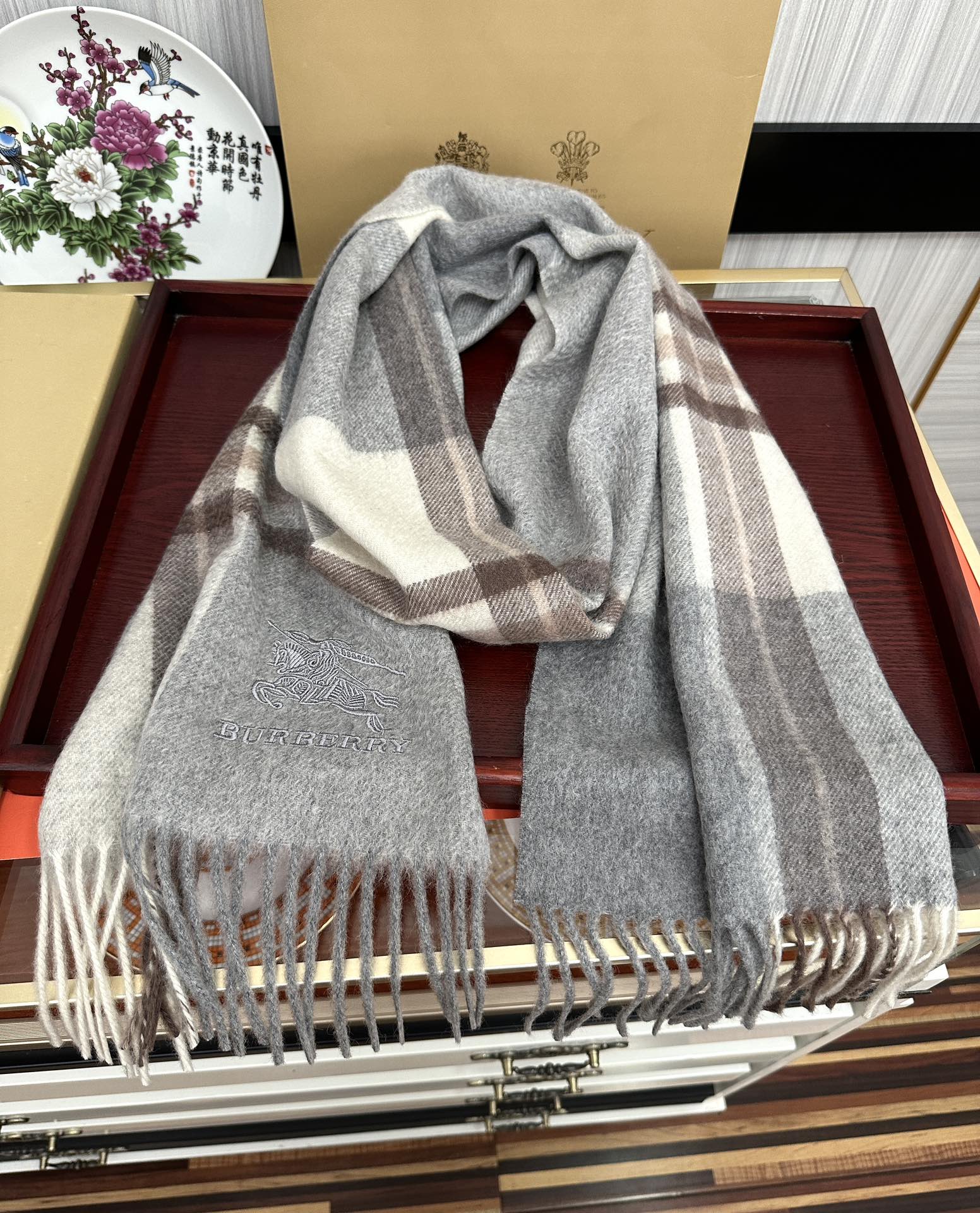 。85%山羊绒 2025巴宝莉采用内蒙古顶级山羊绒，最新款男女通用情侣款👫重磅推荐💥 经典的格子，永不过