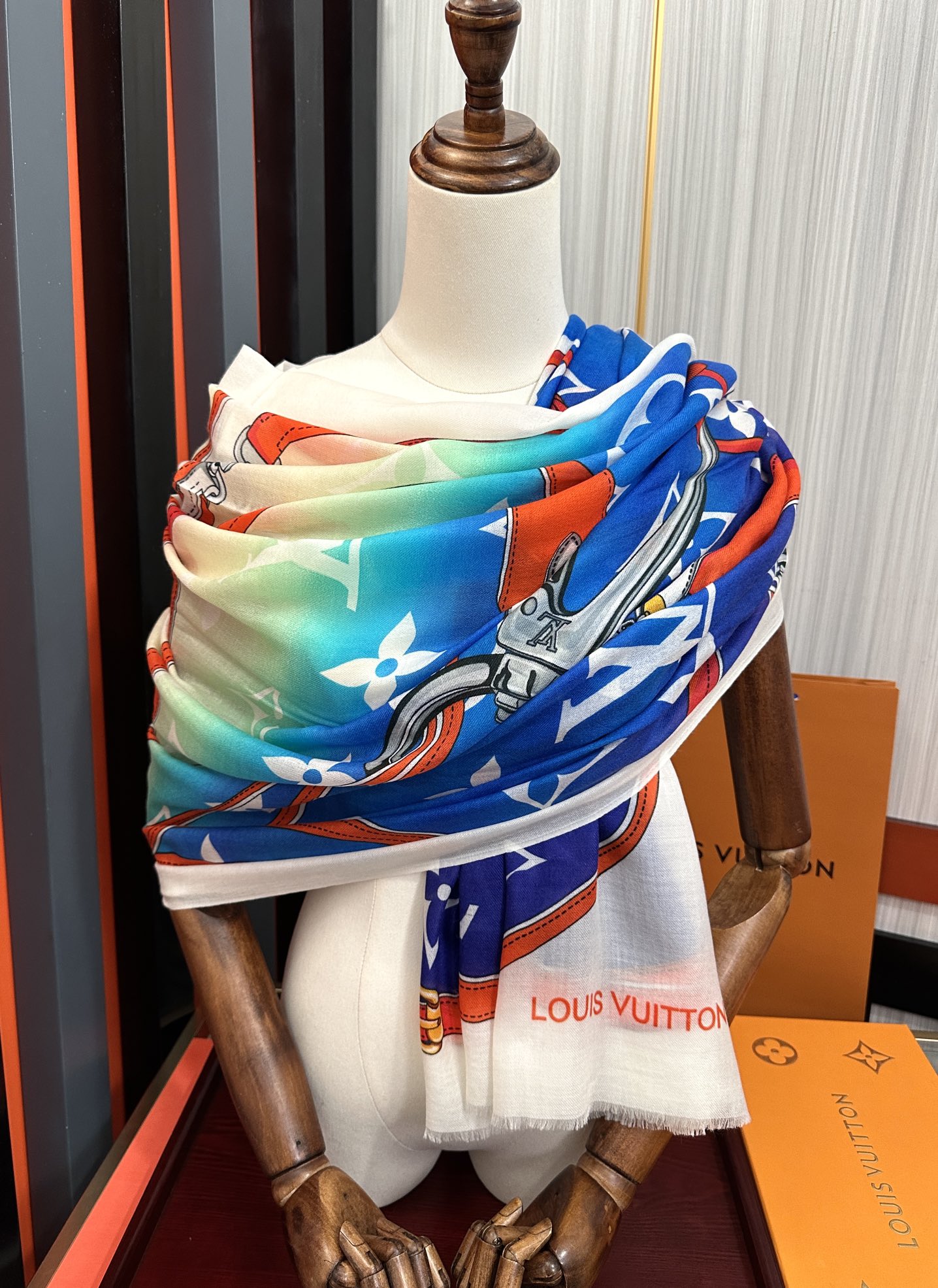 上新L V 2025 最新款‼️顶级设计太美了，真心赞👍【戒指绒长巾】😘💍实物真心美 🎀披肩配以印花💓💃