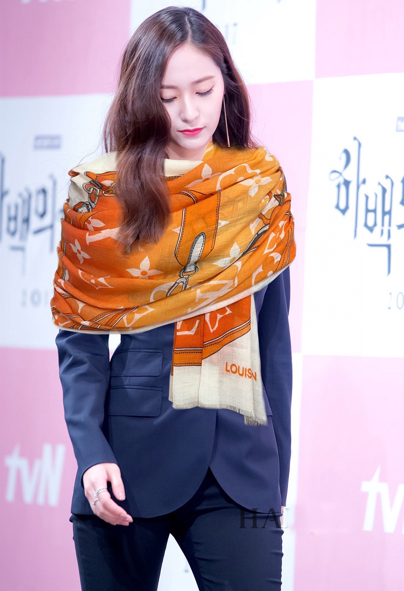 NO:642849,New L V 2025. The latest top design is so beautiful. I really like [Ring Velvet Long Scarf]. The real thing is beautiful. The shawl is decorated with printing. No matter the design or printing, the details are very good. It can be seen that the whole scarf gives people the aura of a big name and is very exquisite. High-end VIP recommendation is definitely worth buying. Size 100x200cm, material cashmere high version scarf, high version scarf, ring, shawls19860909上新L V 2025 最新款顶级设计太美了,真心赞【戒指绒长巾】实物真心美 披肩配以印花无论设计喷绘都是非常到位细节都可见整个围巾给人大牌气场的同时又非常精致高端VIP推荐绝对值得入手尺寸100x200cm,材质羊绒高版本围巾,高版本围巾,ring,shawls,scarf