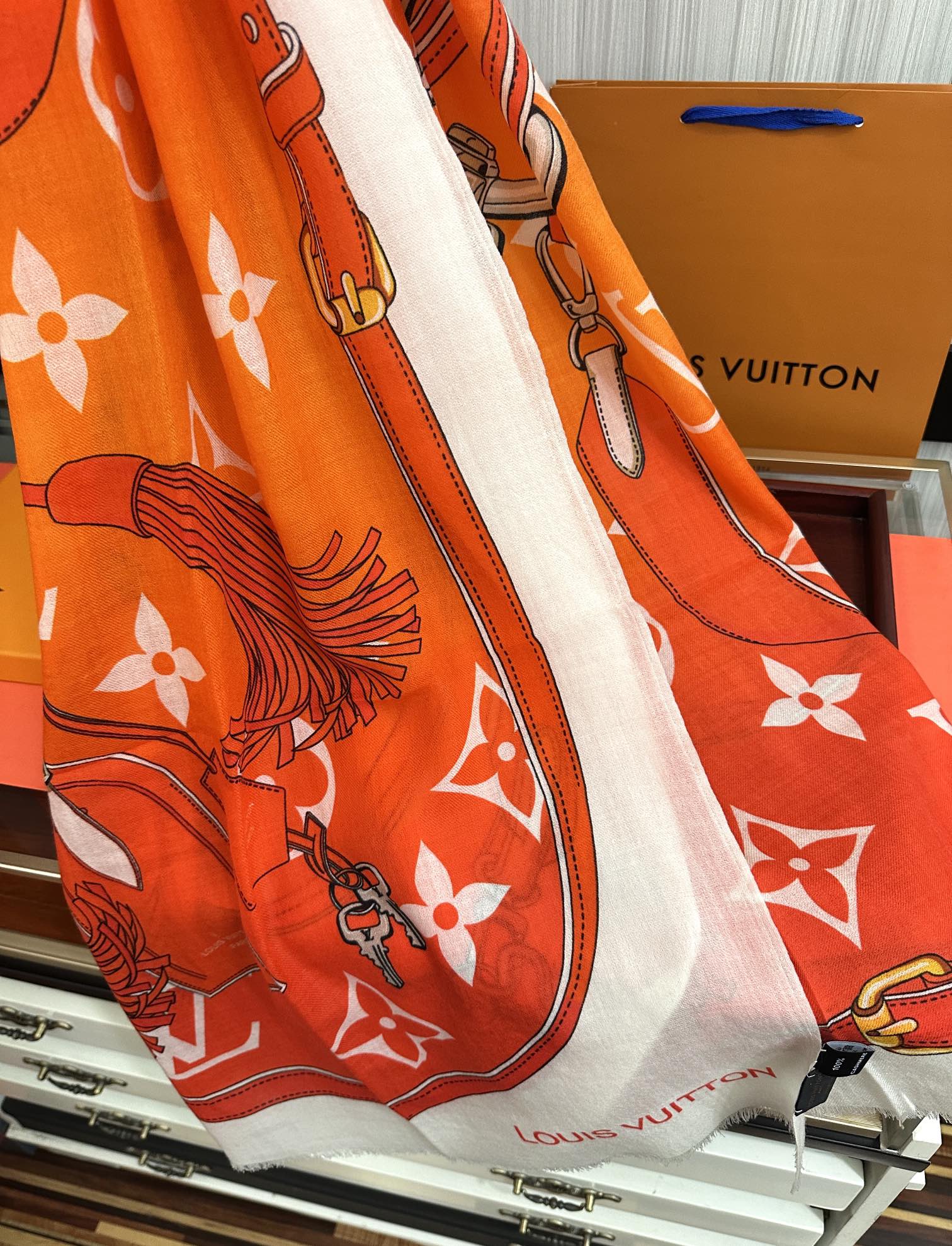 上新L V 2025 最新款‼️顶级设计太美了，真心赞👍【戒指绒长巾】😘💍实物真心美 🎀披肩配以印花💓💃