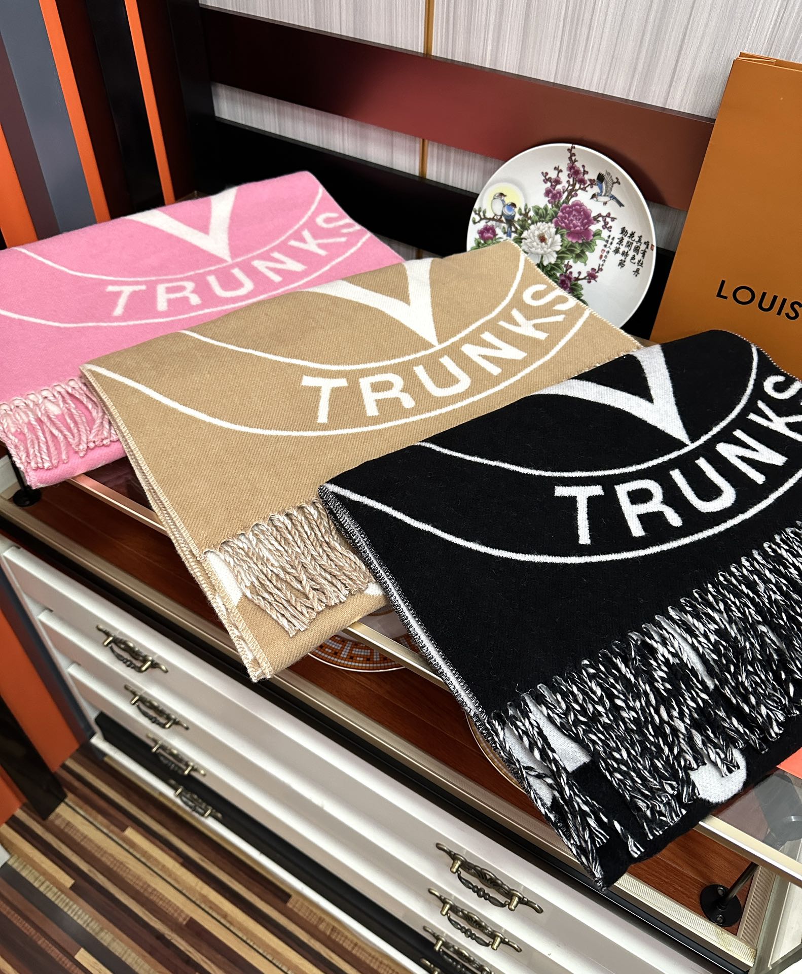 高版本到货 LV新款围巾🧣太好看了 Lock And keys围巾取材舒暖毛绒混合纺织[太阳]一面描绘挂