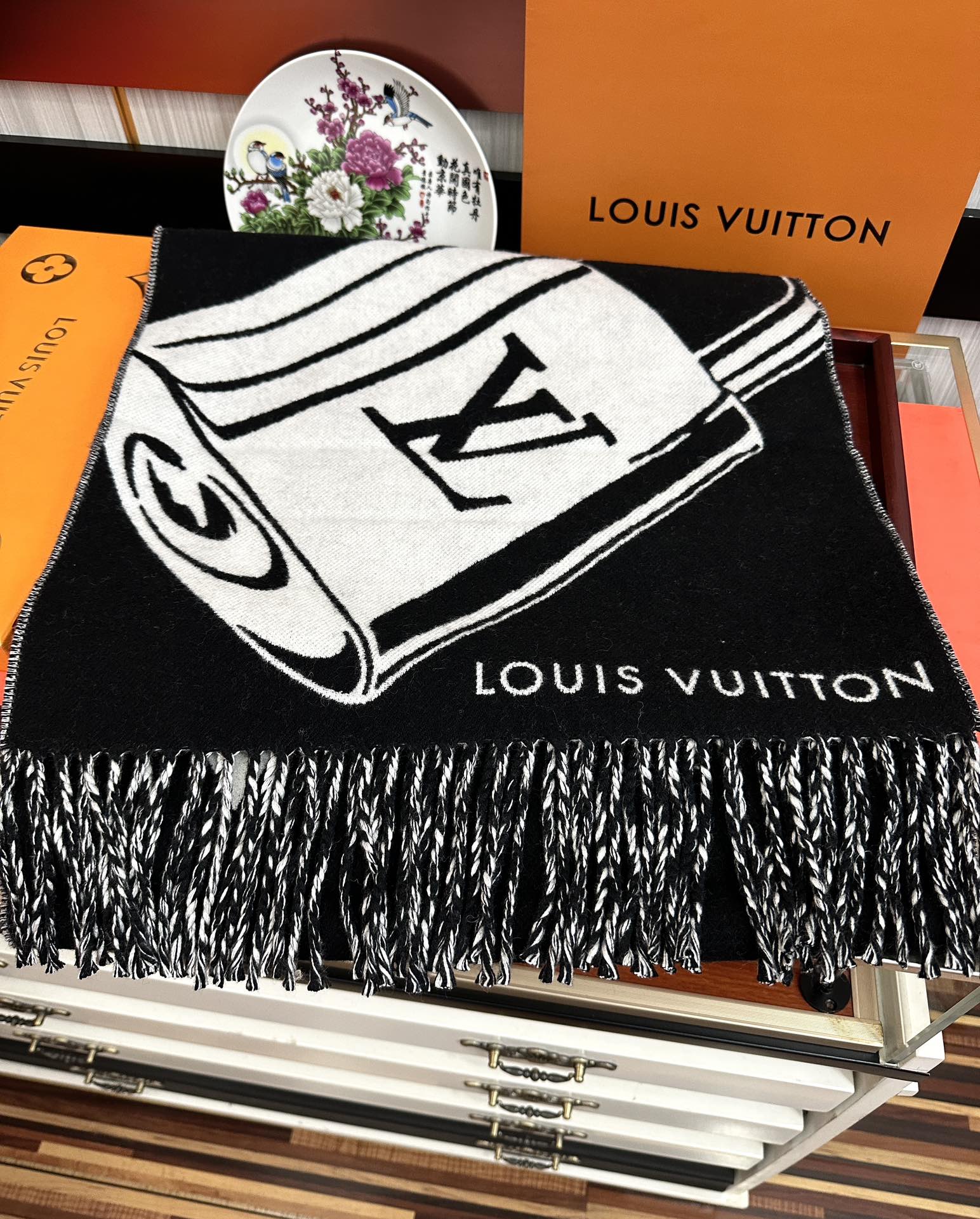 高版本到货 LV新款围巾🧣太好看了 Lock And keys围巾取材舒暖毛绒混合纺织[太阳]一面描绘挂