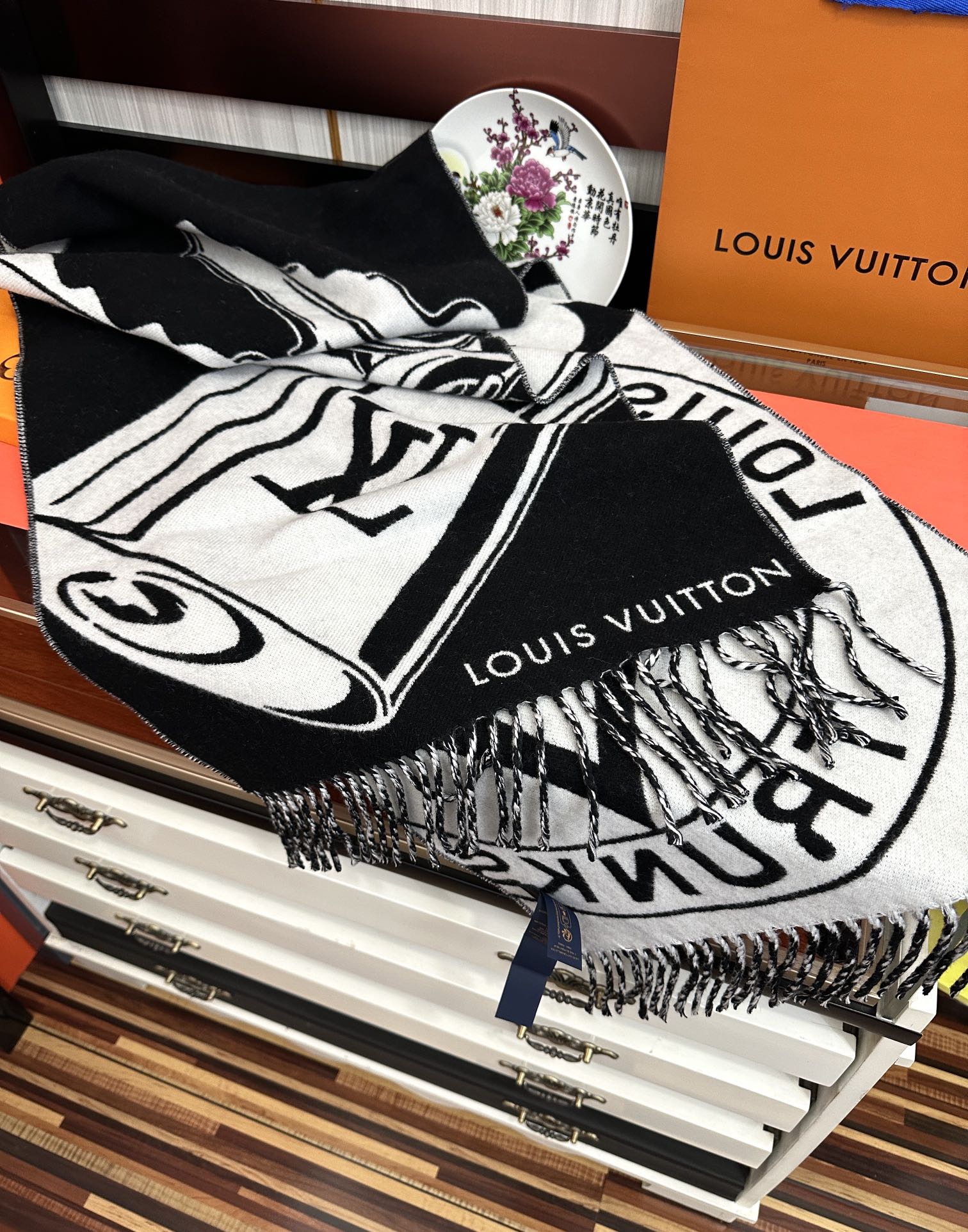 高版本到货 LV新款围巾🧣太好看了 Lock And keys围巾取材舒暖毛绒混合纺织[太阳]一面描绘挂