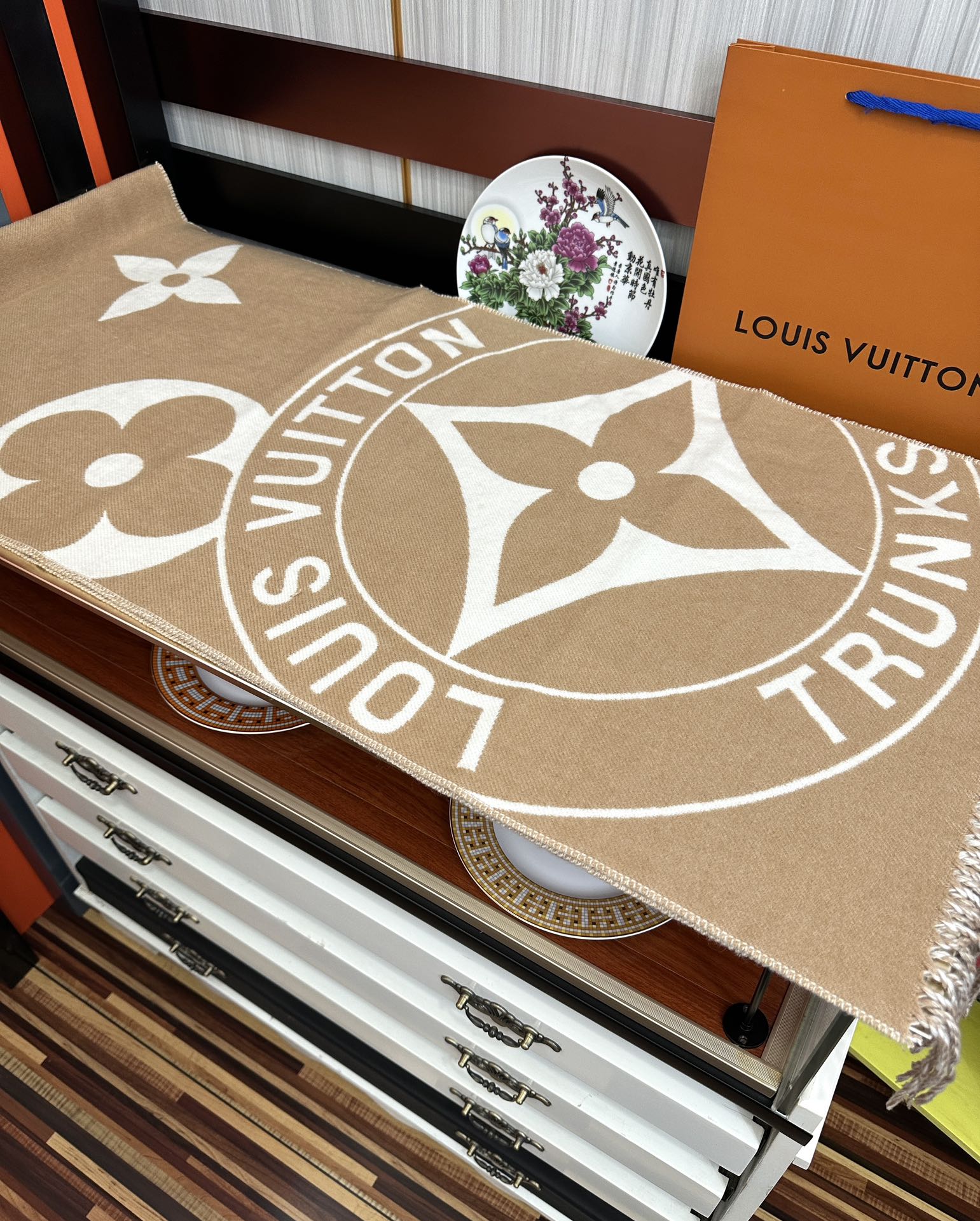 高版本到货 LV新款围巾🧣太好看了 Lock And keys围巾取材舒暖毛绒混合纺织[太阳]一面描绘挂