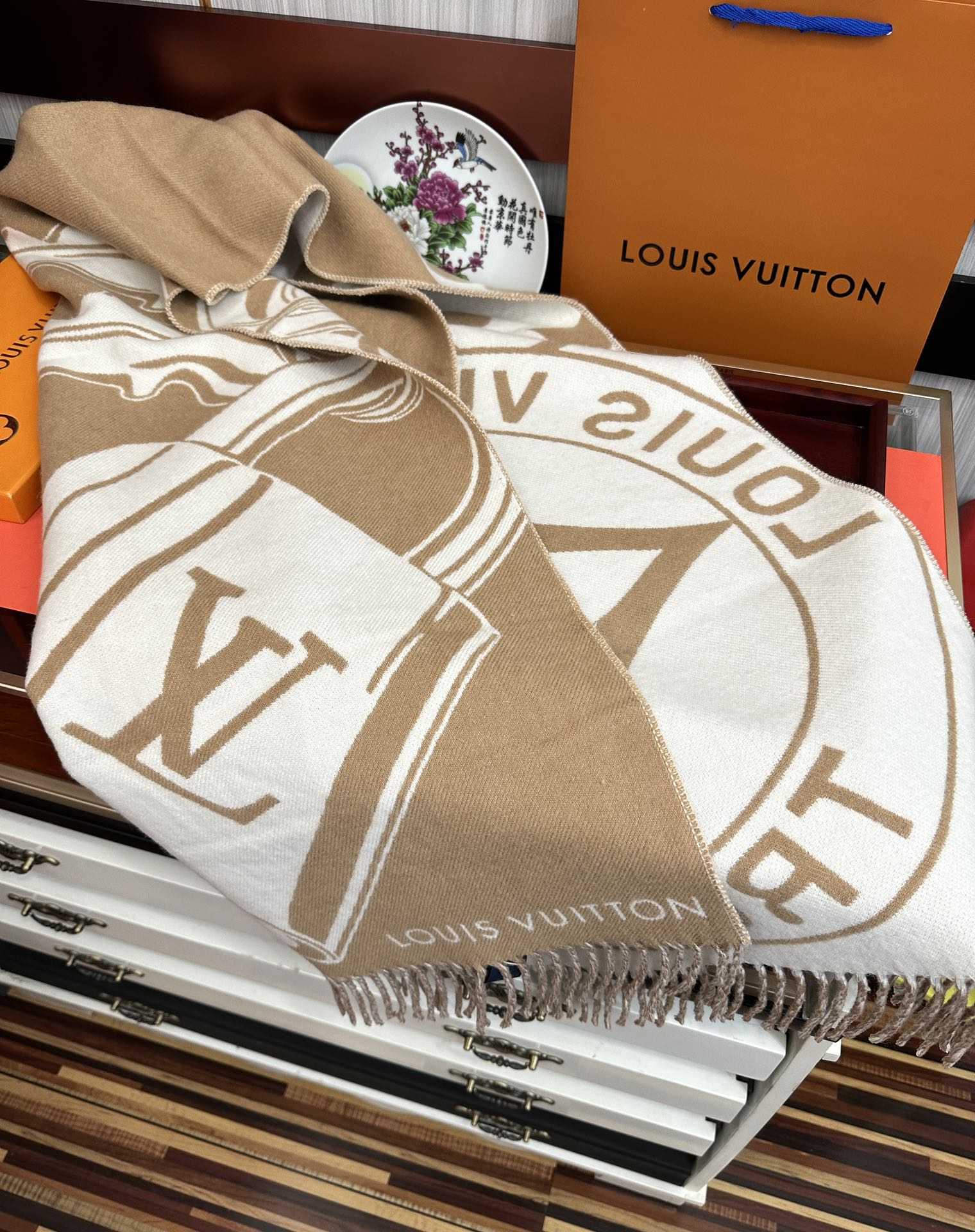 高版本到货 LV新款围巾🧣太好看了 Lock And keys围巾取材舒暖毛绒混合纺织[太阳]一面描绘挂