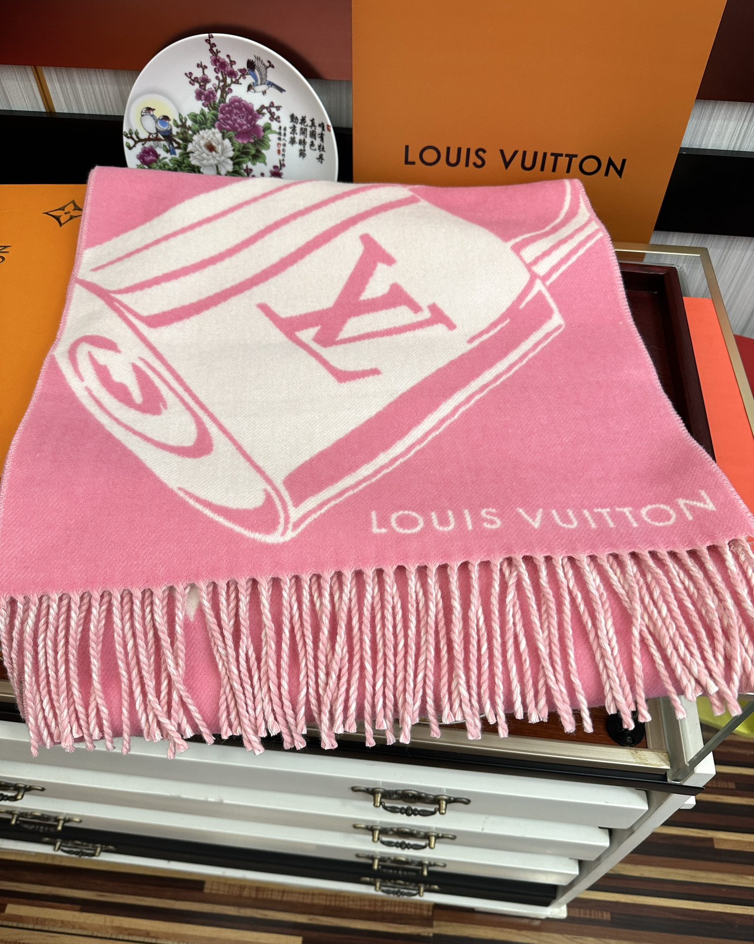 高版本到货 LV新款围巾🧣太好看了 Lock And keys围巾取材舒暖毛绒混合纺织[太阳]一面描绘挂