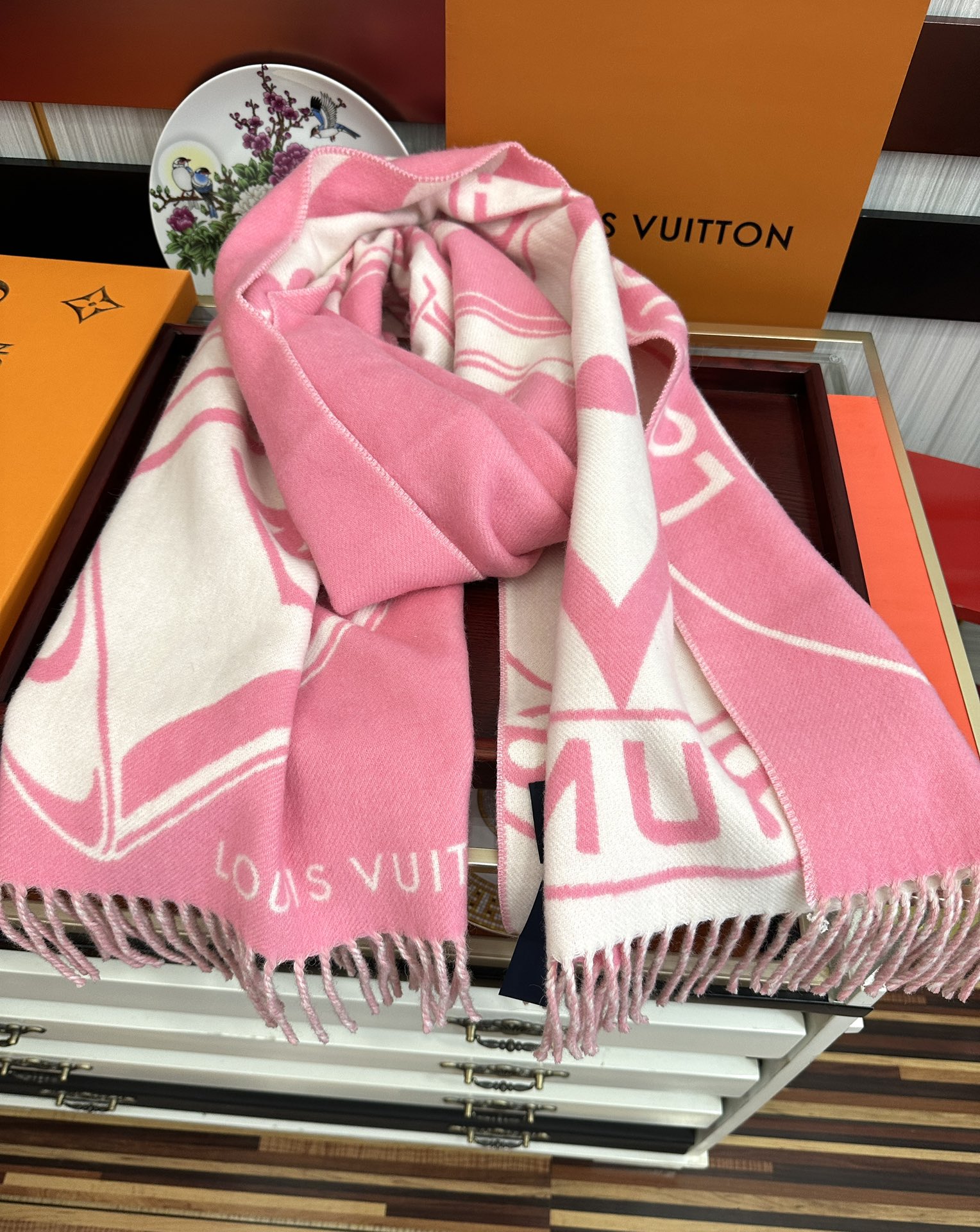 高版本到货 LV新款围巾🧣太好看了 Lock And keys围巾取材舒暖毛绒混合纺织[太阳]一面描绘挂