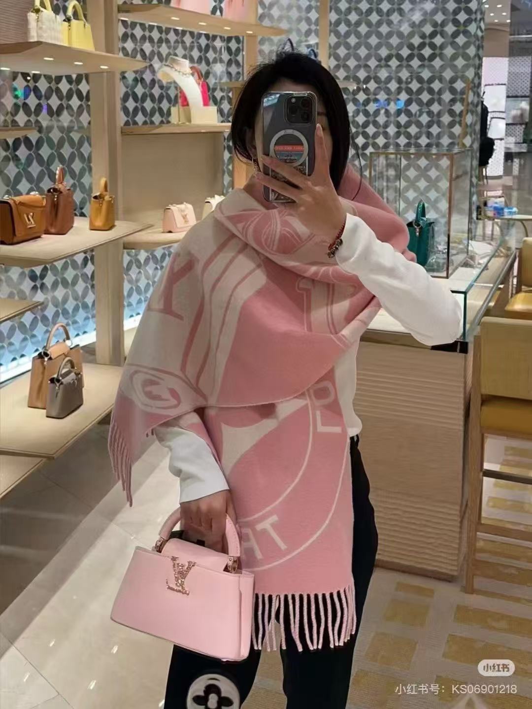 NO:642854,The high version has arrived. LV's new scarf is so beautiful. The Lock And Keys scarf is made of warm plush mixed textile [Sun]. One side depicts a padlock and key pattern [Proud] Reversed to reveal the TrunKs medallion, which traces back to the brand's box-making heritage with a fun touch [Rose]. The long tassel trim adds a gorgeous texture. Not afraid of the cold wind in the middle of winter [Celebration] Size 45x215 Material 60  % wool cashmere, 3-color high version scarf, high version scarf, louis vuitton19860909高版本到货 LV新款围巾太好看了 Lock And keys围巾取材舒暖毛绒混合纺织[太阳]一面描绘挂锁和钥匙图案[得意]反转即现TrunKs 圆章,以妙趣笔触回溯品牌制箱传承[玫瑰]再以纤长流苏饰边增添华美质感. 无惧隆冬时节的寒风侵袭[庆祝]尺寸45x215材质60 ％羊毛山羊绒、3色高版本围巾,高版本围巾,louis vuitton,scarf