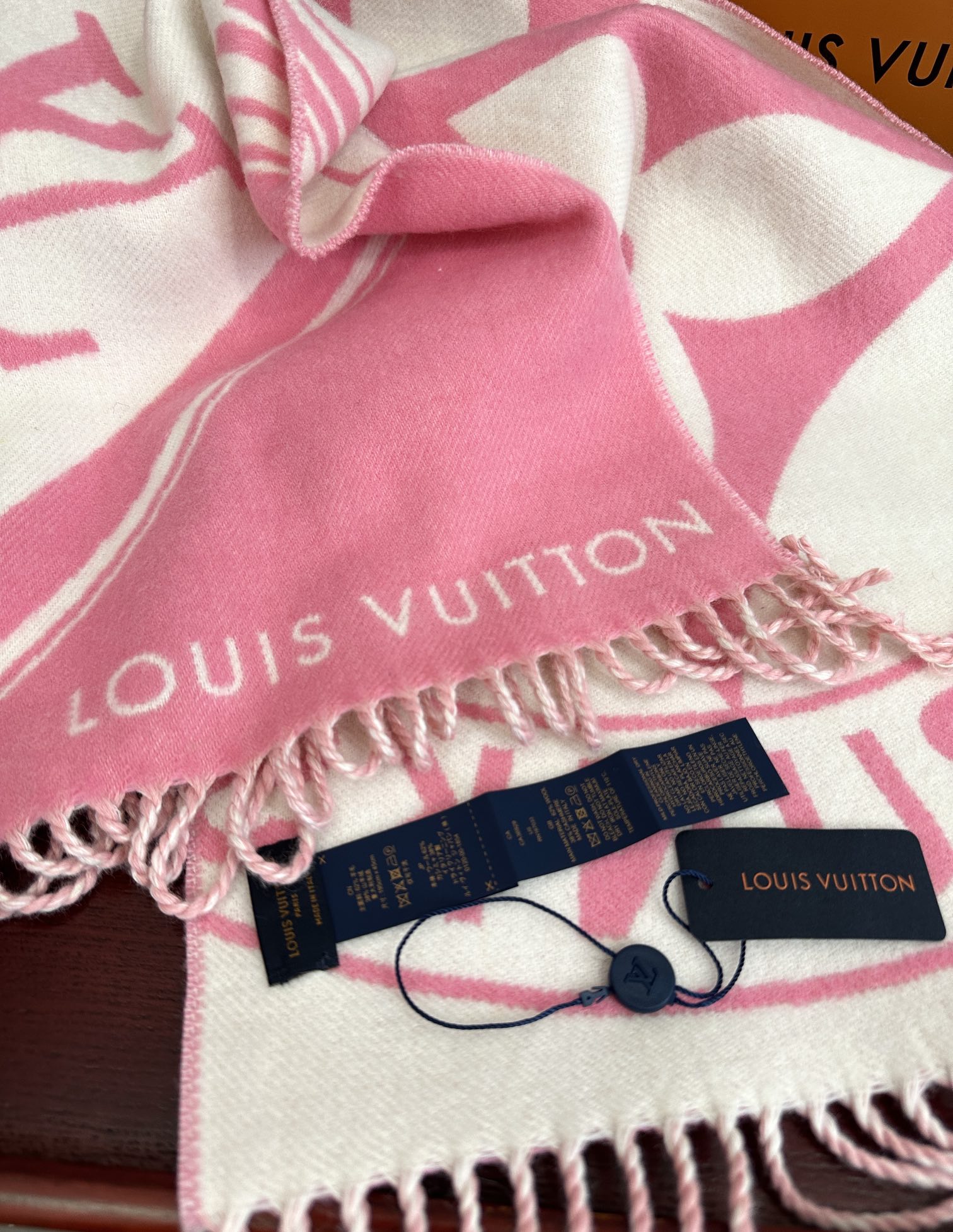 高版本到货 LV新款围巾🧣太好看了 Lock And keys围巾取材舒暖毛绒混合纺织[太阳]一面描绘挂