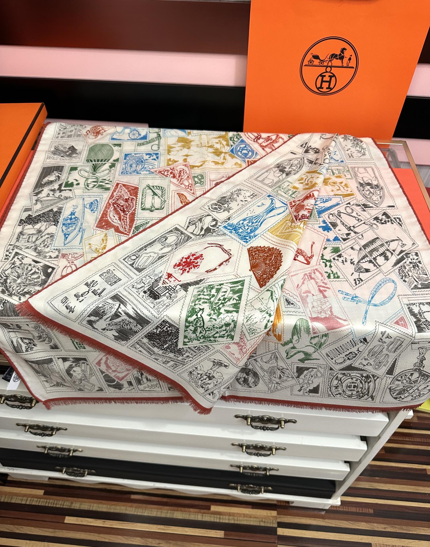 。2010 新款爱马仕。【双面同色 福宝邮集者】太美了[吃瓜]下手一定要快[嘴唇]四季都可以用[勾引]真