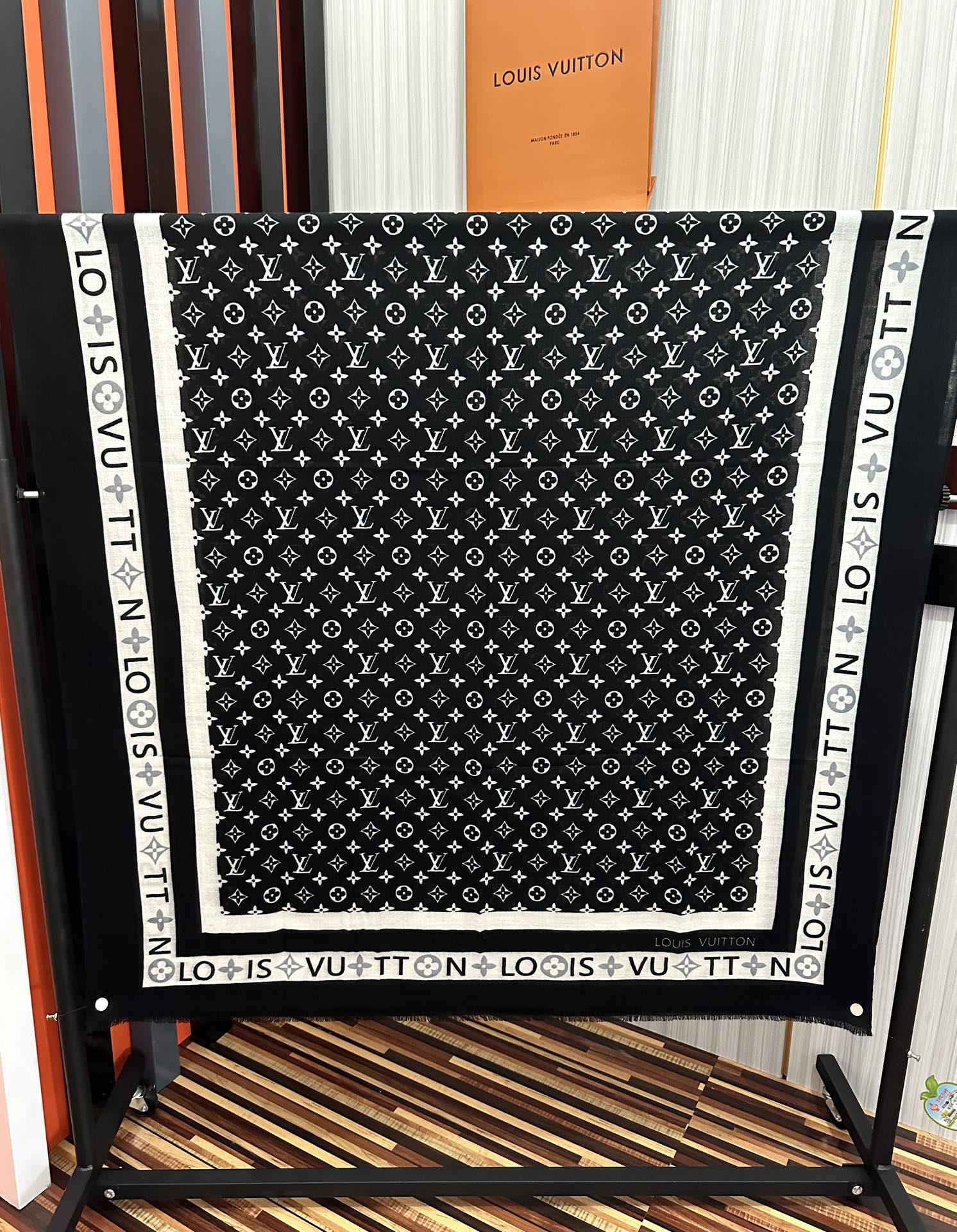 。上新LV 2025。最新款[庆祝]顶级设计太美了，真心赞👍【双面戒指绒长巾】😘💍实物真心美 🎀披肩配以