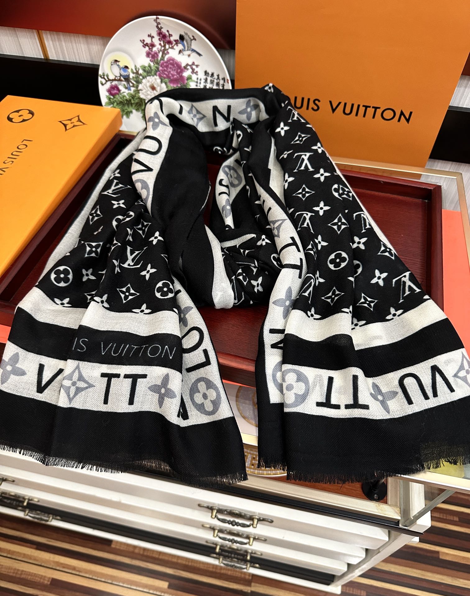 。上新LV 2025。最新款[庆祝]顶级设计太美了，真心赞👍【双面戒指绒长巾】😘💍实物真心美 🎀披肩配以