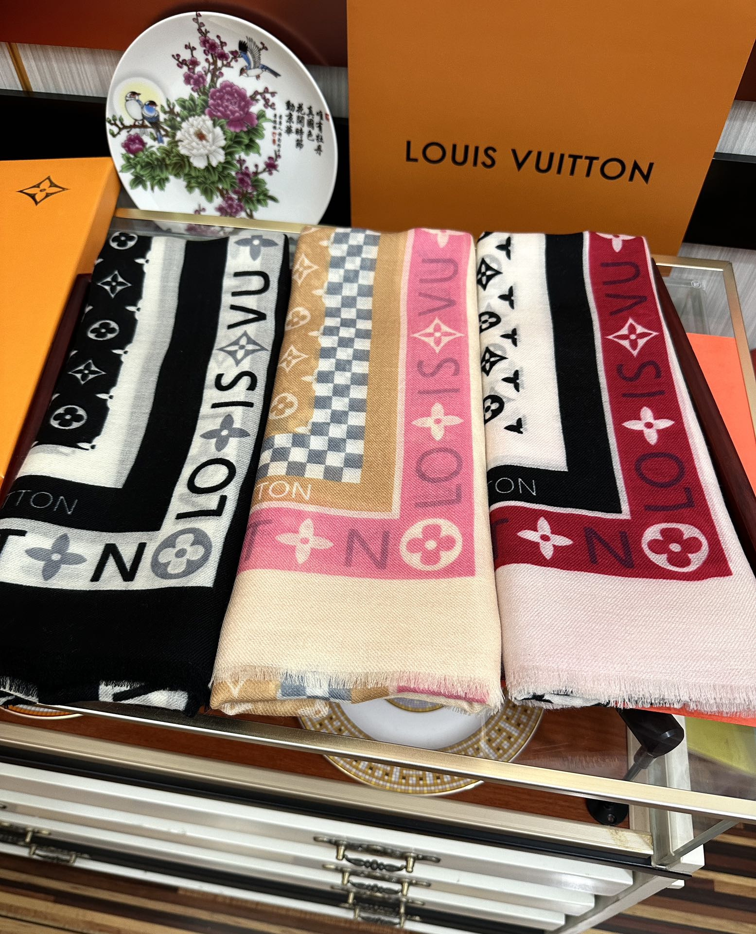 。上新LV 2025。最新款[庆祝]顶级设计太美了，真心赞👍【双面戒指绒长巾】😘💍实物真心美 🎀披肩配以