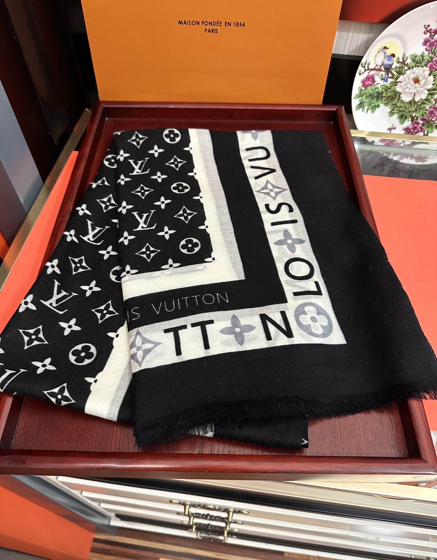 。上新LV 2025。最新款[庆祝]顶级设计太美了，真心赞👍【双面戒指绒长巾】😘💍实物真心美 🎀披肩配以