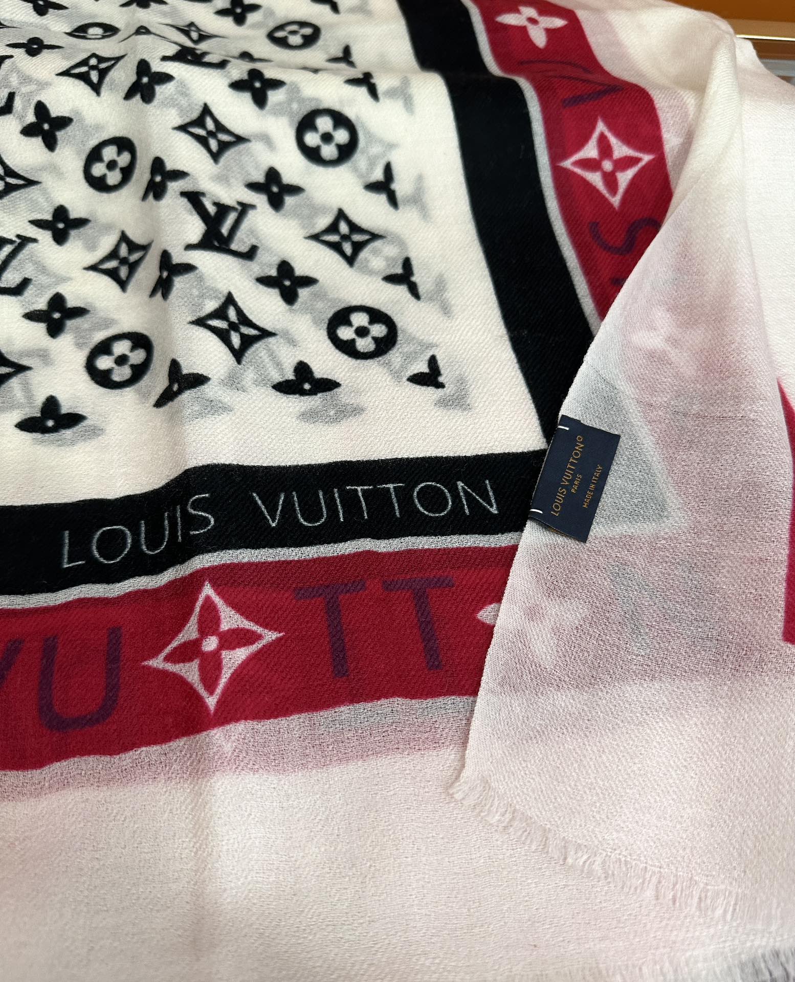 。上新LV 2025。最新款[庆祝]顶级设计太美了，真心赞👍【双面戒指绒长巾】😘💍实物真心美 🎀披肩配以