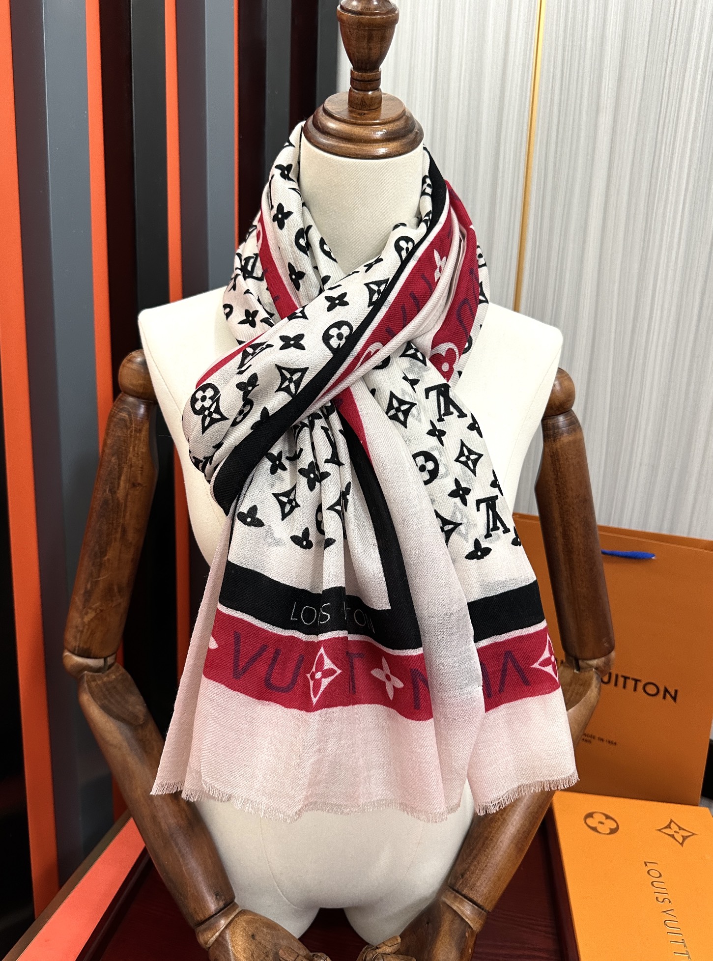 。上新LV 2025。最新款[庆祝]顶级设计太美了，真心赞👍【双面戒指绒长巾】😘💍实物真心美 🎀披肩配以