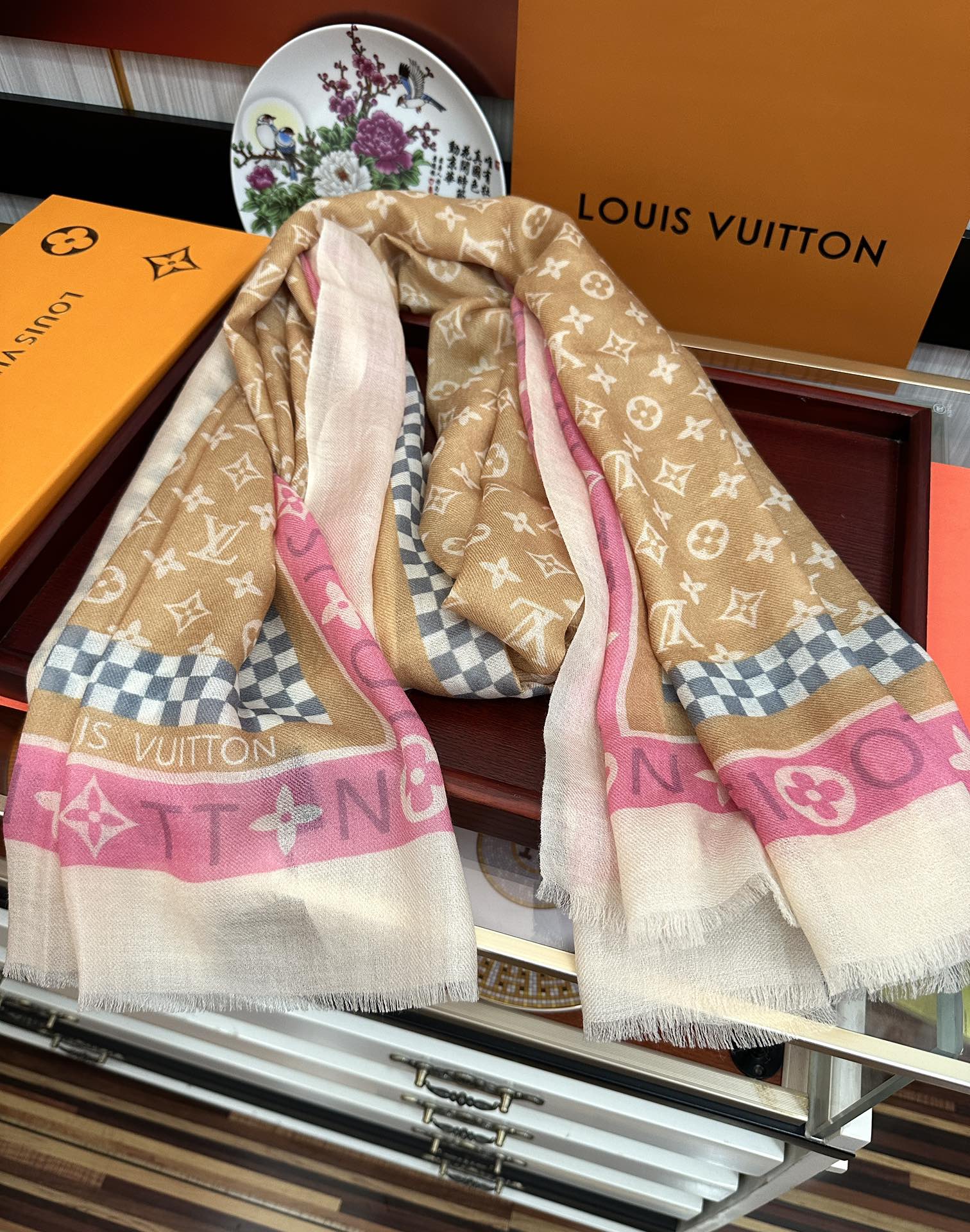 。上新LV 2025。最新款[庆祝]顶级设计太美了，真心赞👍【双面戒指绒长巾】😘💍实物真心美 🎀披肩配以