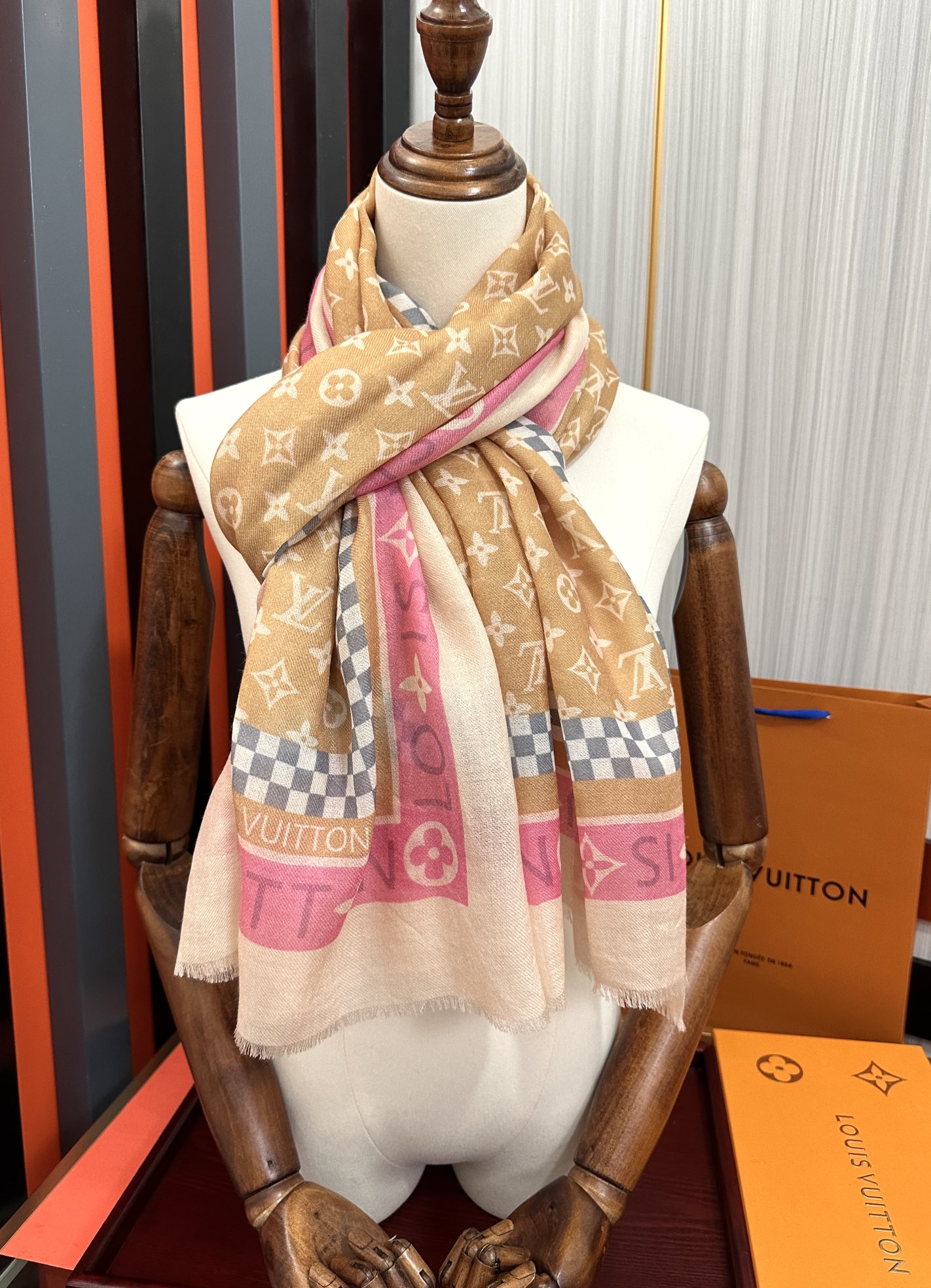 。上新LV 2025。最新款[庆祝]顶级设计太美了，真心赞👍【双面戒指绒长巾】😘💍实物真心美 🎀披肩配以