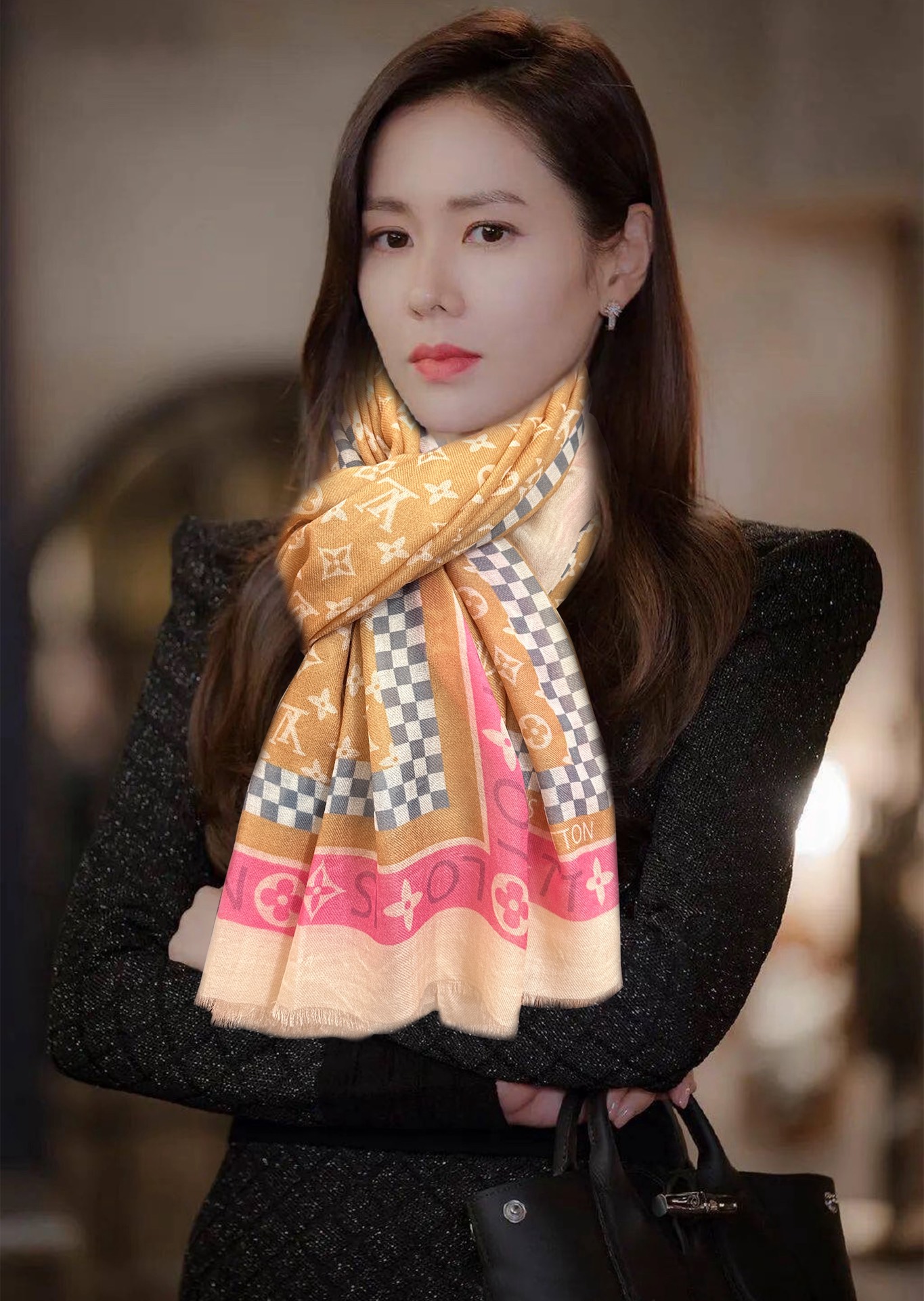 NO:642862,New LV 2025. The latest [celebration] top design is so beautiful, I really like [double-sided ring velvet long scarf], the real thing is beautiful. The shawl is equipped with printing, no matter the design and printing, the details are very good. It can be seen that the whole scarf gives people a big-name aura and is very exquisite. High-end VIP recommendation is definitely worth buying. Size 100x200cm, material cashmere, 3-color high version scarf, high version scarf, louis vuitton, ring, shawls19860909上新LV 2025.最新款[庆祝]顶级设计太美了,真心赞【双面戒指绒长巾】实物真心美 披肩配以印花无论设计喷绘都是非常到位细节都可见整个围巾给人大牌气场的同时又非常精致高端VIP推荐绝对值得入手尺寸100x200cm,材质羊绒,3色高版本围巾,高版本围巾,louis vuitton,ring,shawls,scarf