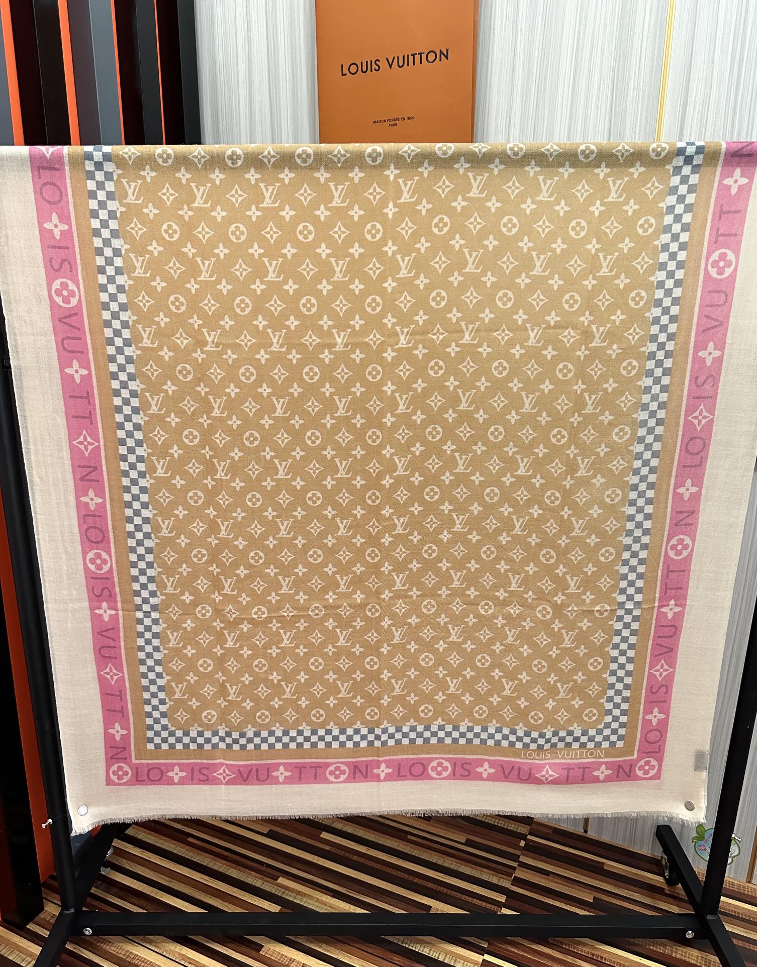 。上新LV 2025。最新款[庆祝]顶级设计太美了，真心赞👍【双面戒指绒长巾】😘💍实物真心美 🎀披肩配以