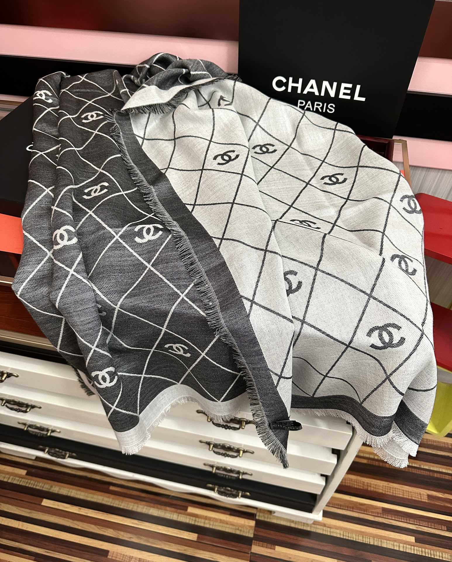 。香奈儿上新❤️经典茶花优雅Coco风[强]Chanel最新丝绒大方巾~气质到骨子里[庆祝]香奶奶新一季