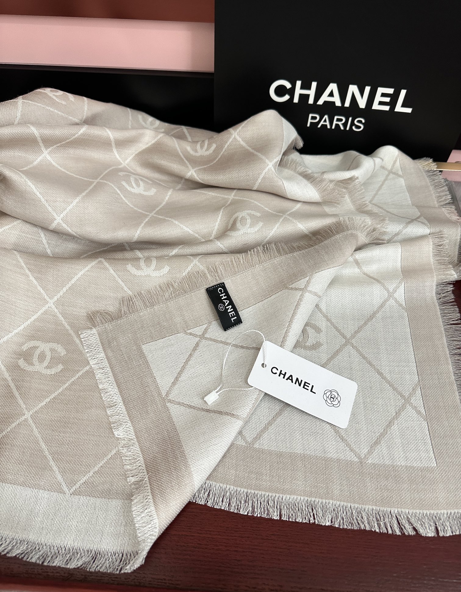 。香奈儿上新❤️经典茶花优雅Coco风[强]Chanel最新丝绒大方巾~气质到骨子里[庆祝]香奶奶新一季