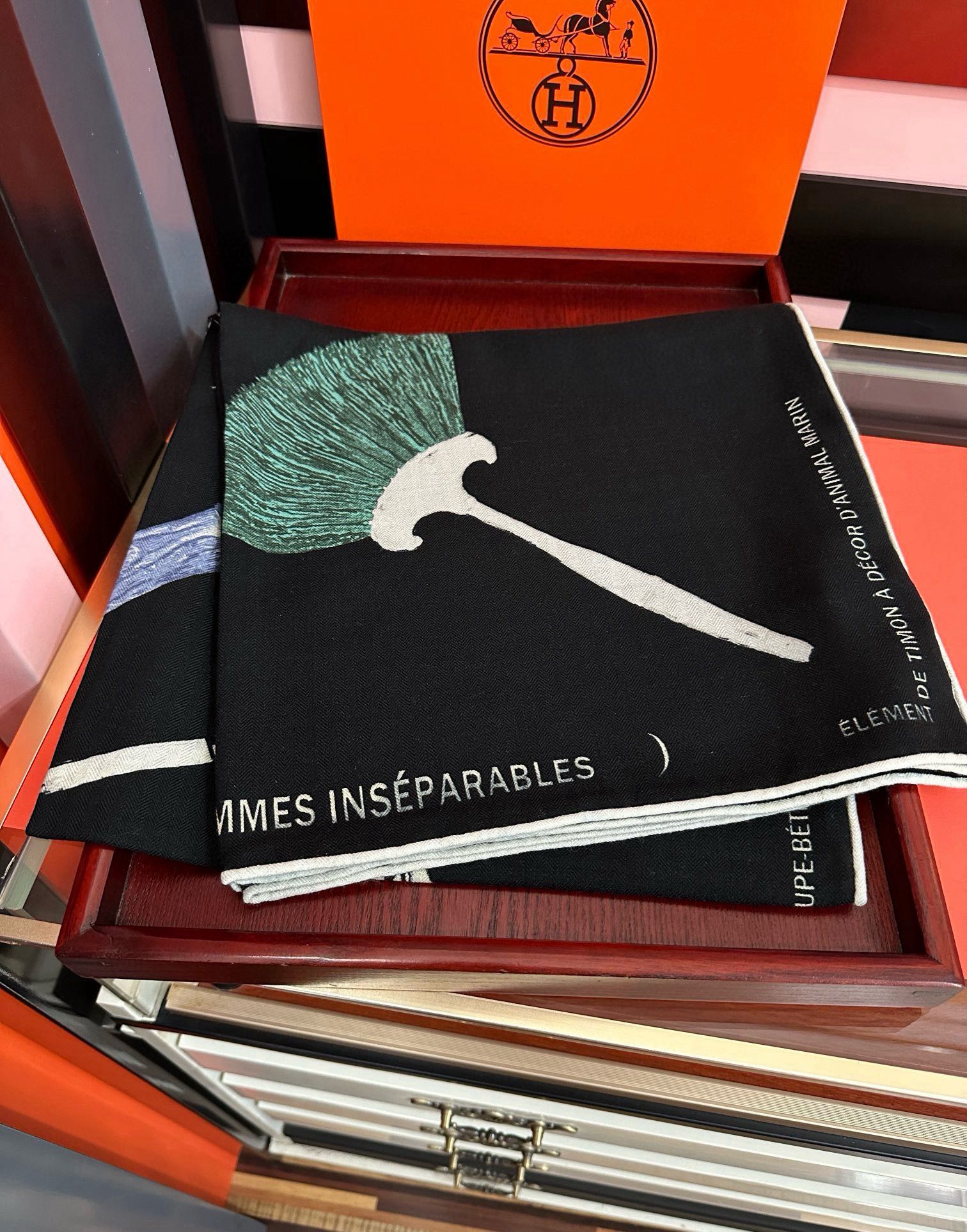 上新。爱马仕 【型影相随】2025新款[爱心] 新一季丝巾[太阳]我就不推荐了回头分享一下部分复刻款的老