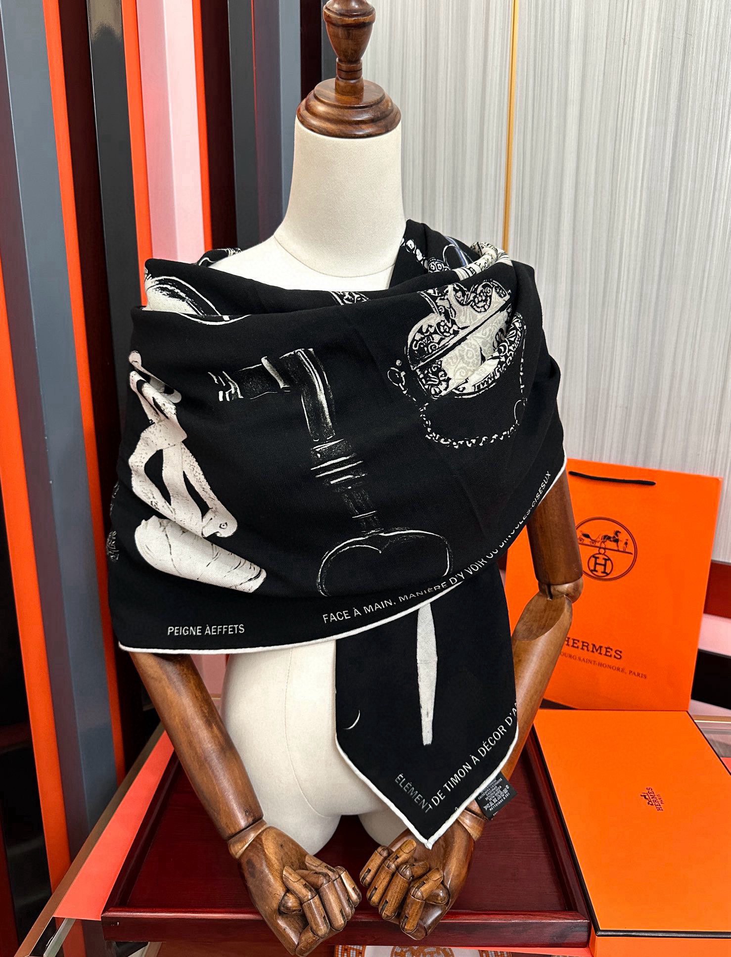 上新。爱马仕 【型影相随】2025新款[爱心] 新一季丝巾[太阳]我就不推荐了回头分享一下部分复刻款的老