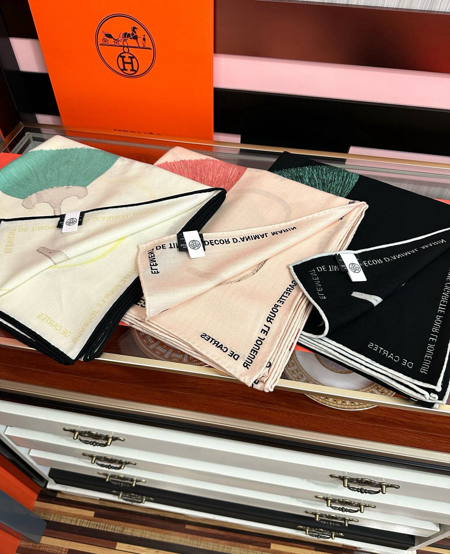 上新。爱马仕 【型影相随】2025新款[爱心] 新一季丝巾[太阳]我就不推荐了回头分享一下部分复刻款的老