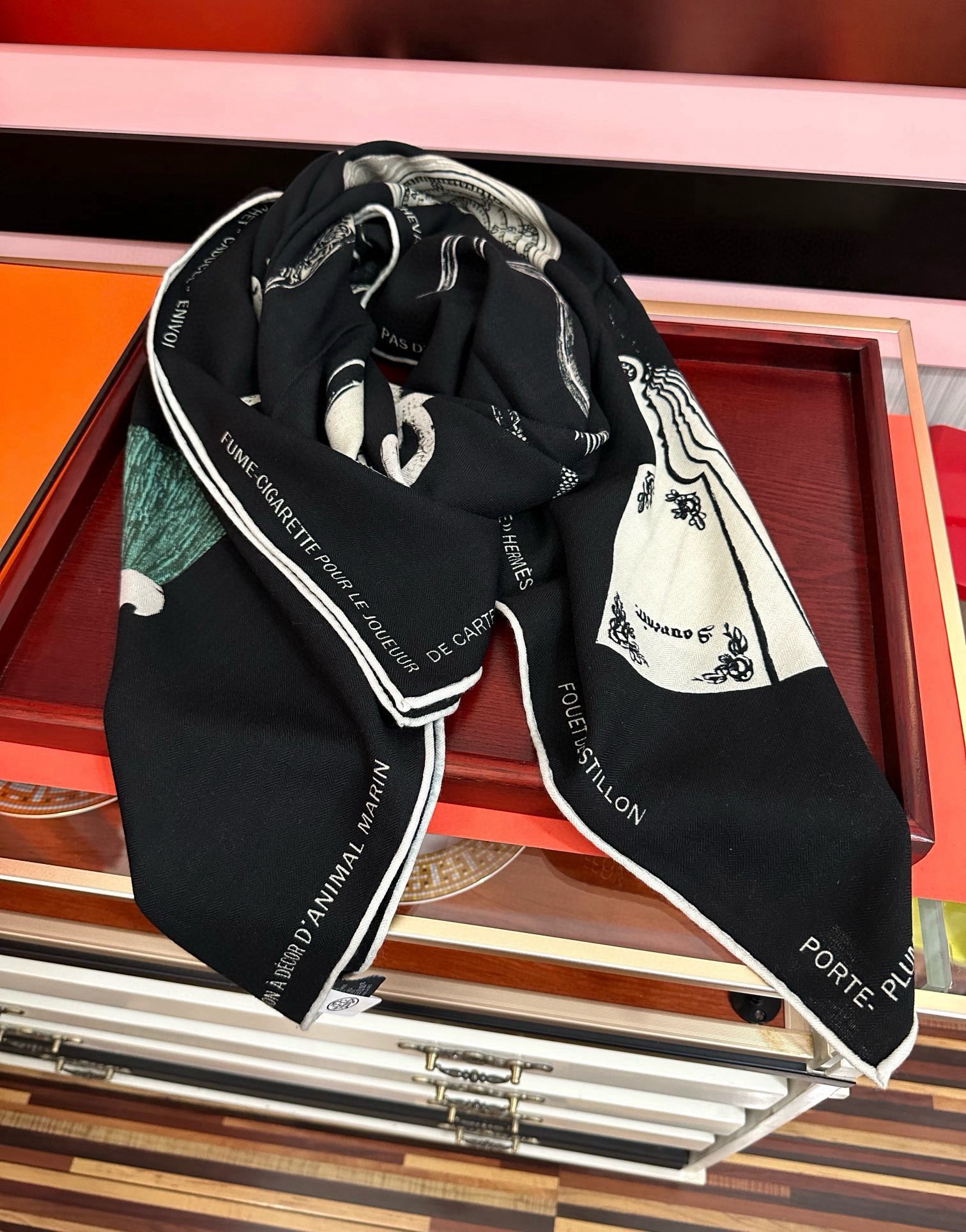 上新。爱马仕 【型影相随】2025新款[爱心] 新一季丝巾[太阳]我就不推荐了回头分享一下部分复刻款的老