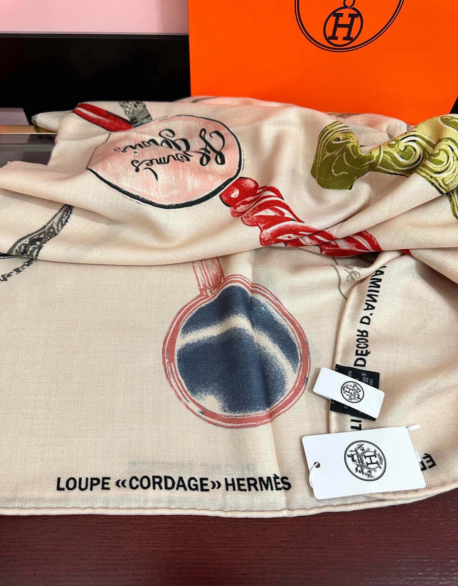 上新。爱马仕 【型影相随】2025新款[爱心] 新一季丝巾[太阳]我就不推荐了回头分享一下部分复刻款的老