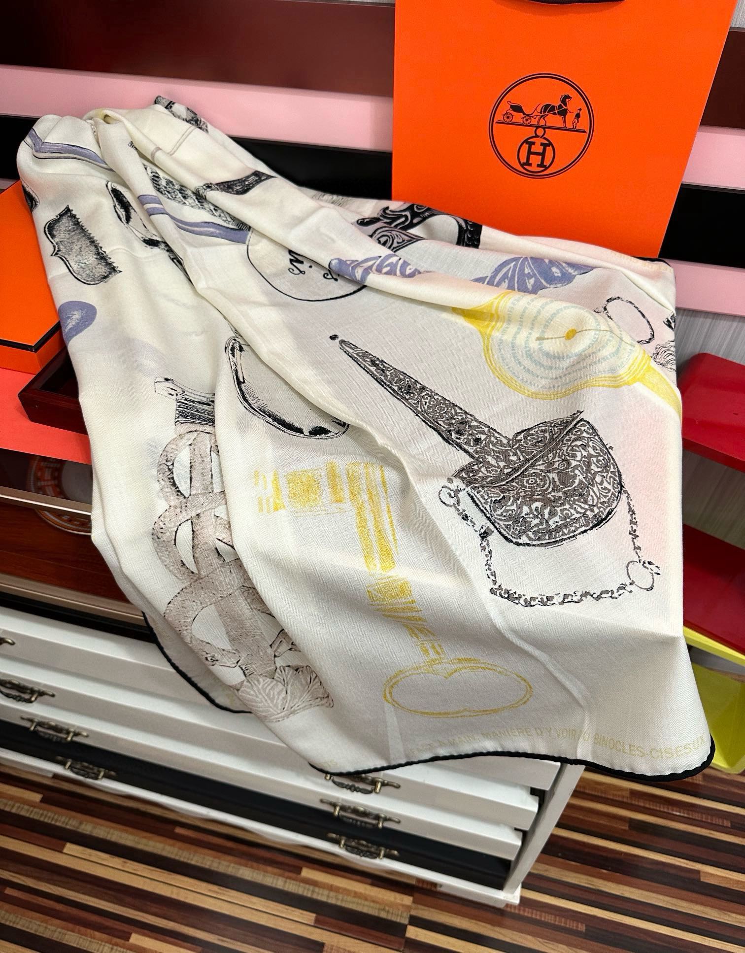 上新。爱马仕 【型影相随】2025新款[爱心] 新一季丝巾[太阳]我就不推荐了回头分享一下部分复刻款的老