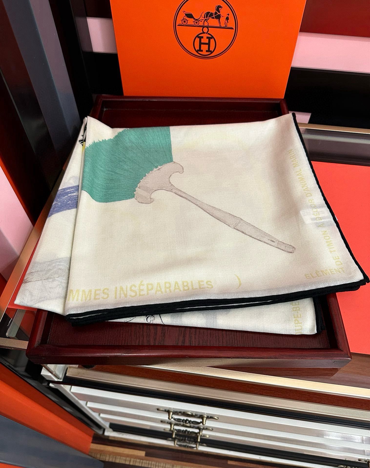 上新。爱马仕 【型影相随】2025新款[爱心] 新一季丝巾[太阳]我就不推荐了回头分享一下部分复刻款的老