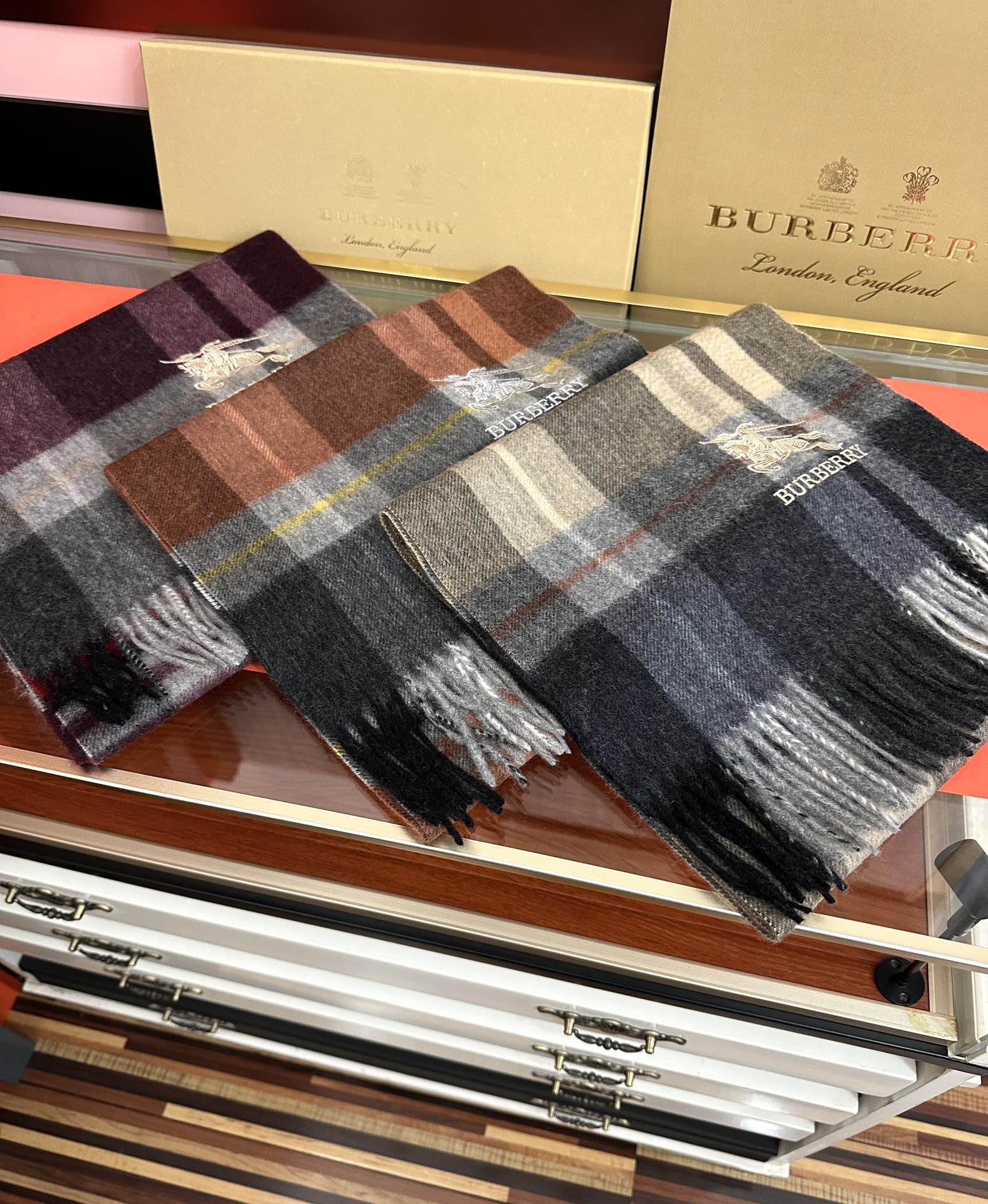 。85%山羊绒 [爱心]2025巴宝莉采用内蒙古顶级山羊绒，最新款男女通用情侣款👫重磅推荐💥 经典的格子