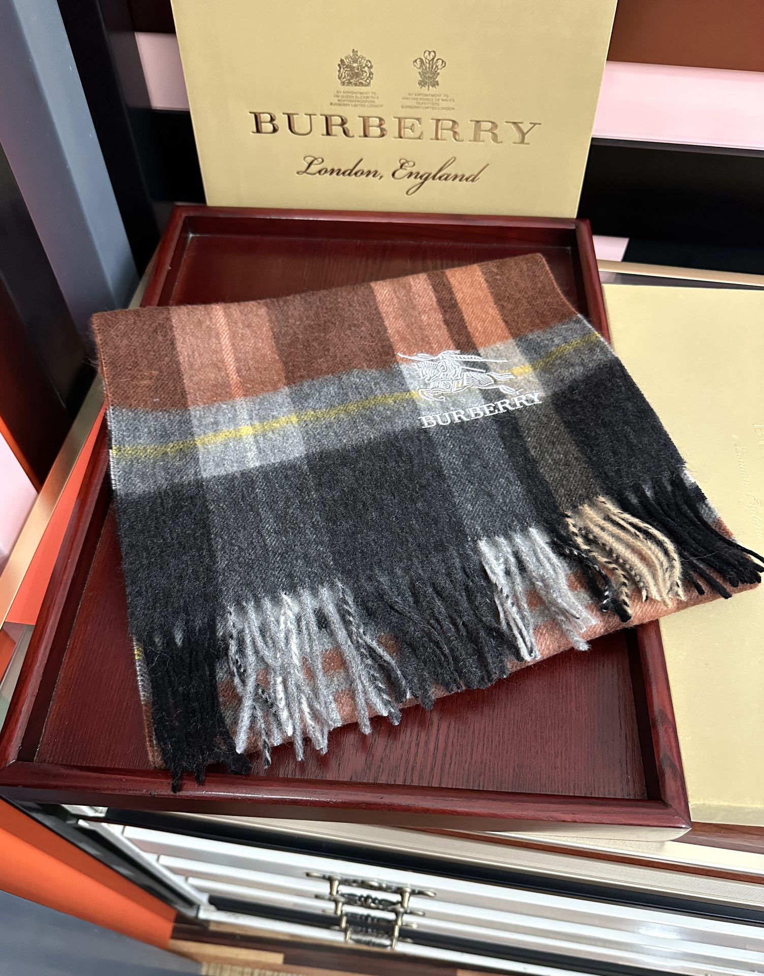 。85%山羊绒 [爱心]2025巴宝莉采用内蒙古顶级山羊绒，最新款男女通用情侣款👫重磅推荐💥 经典的格子