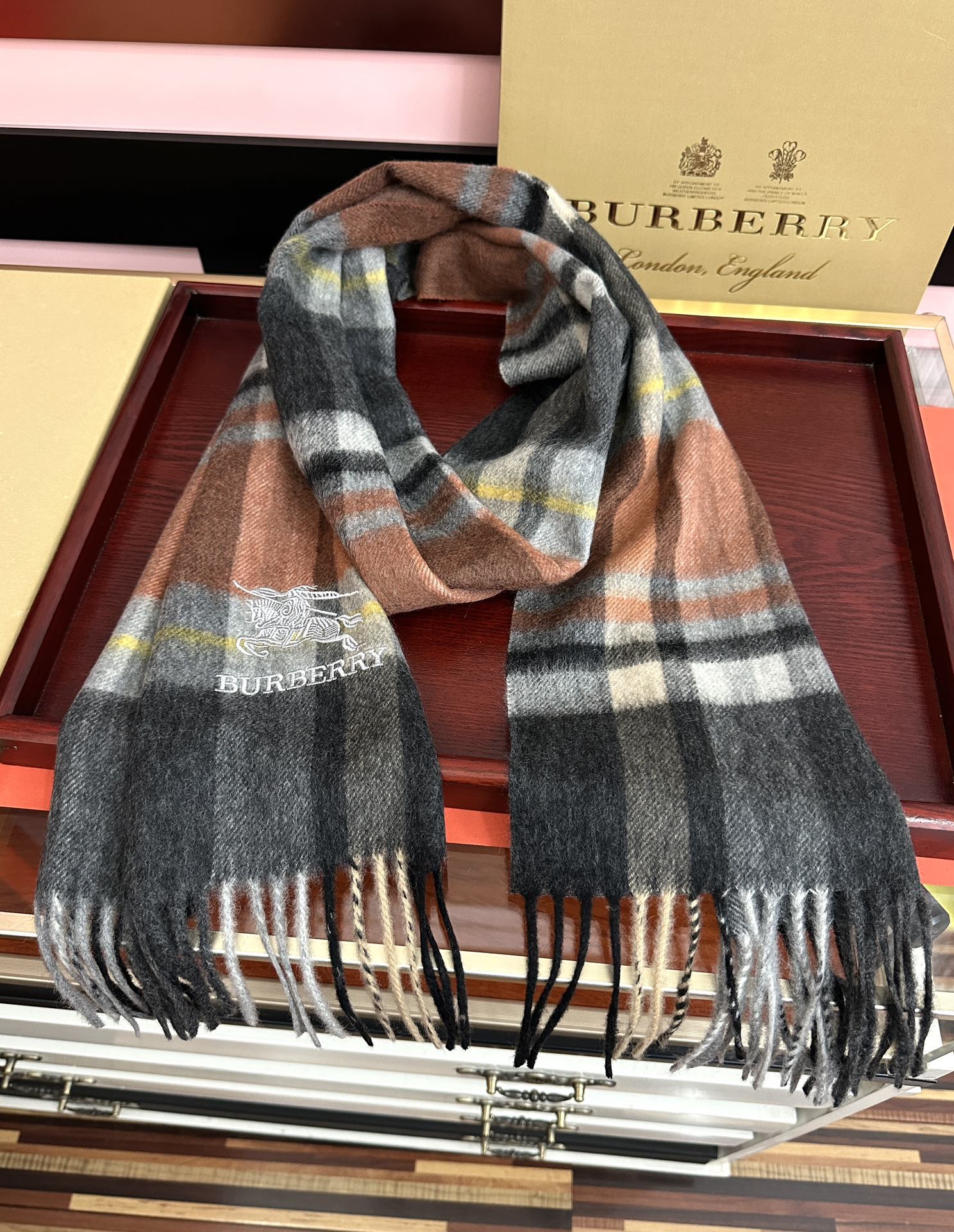 。85%山羊绒 [爱心]2025巴宝莉采用内蒙古顶级山羊绒，最新款男女通用情侣款👫重磅推荐💥 经典的格子