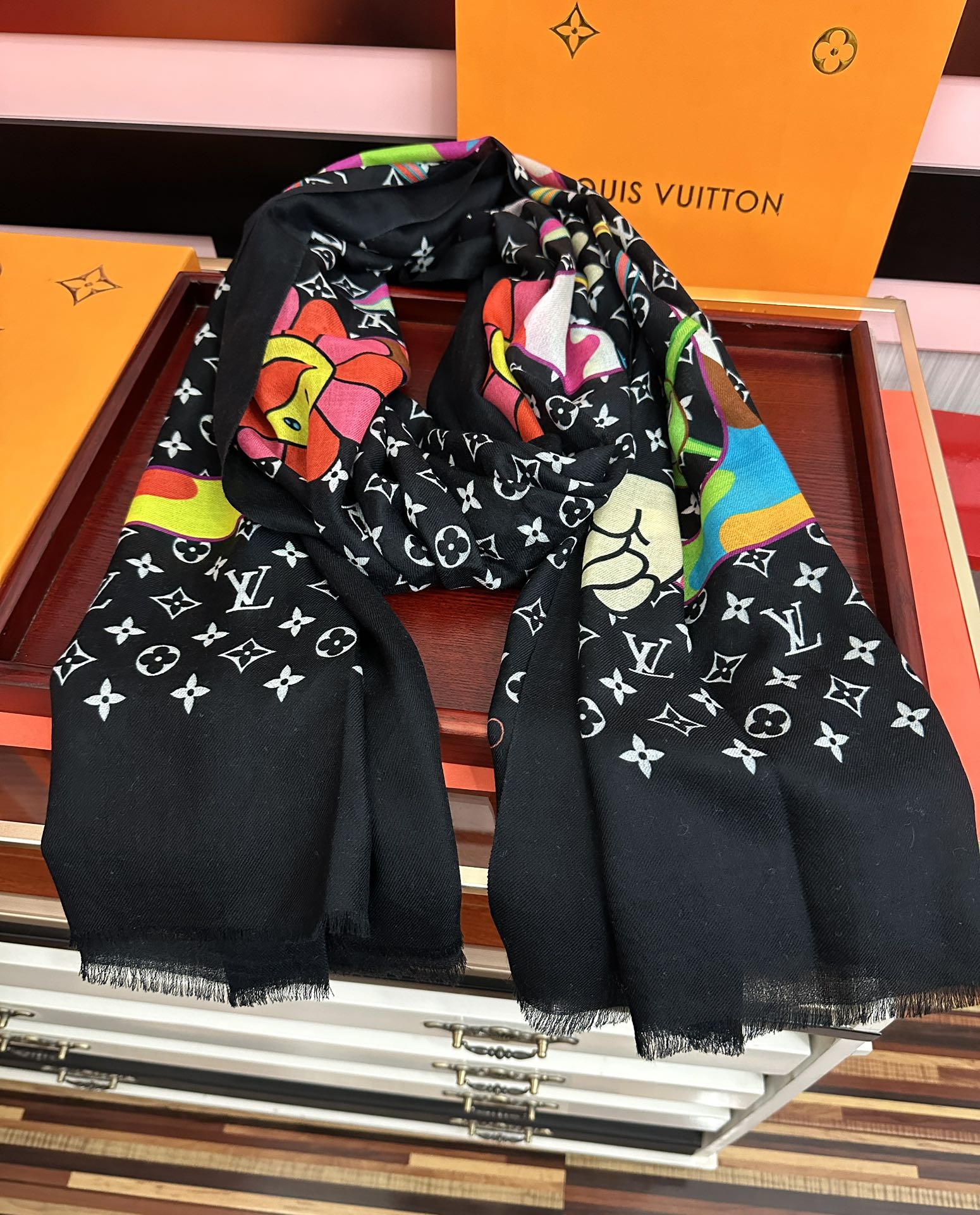 。L V 2025 最新款[得意]顶级设计太美了，真心赞👍【羊绒长巾】😘💍实物真心美 🎀披肩配以印花💓💃