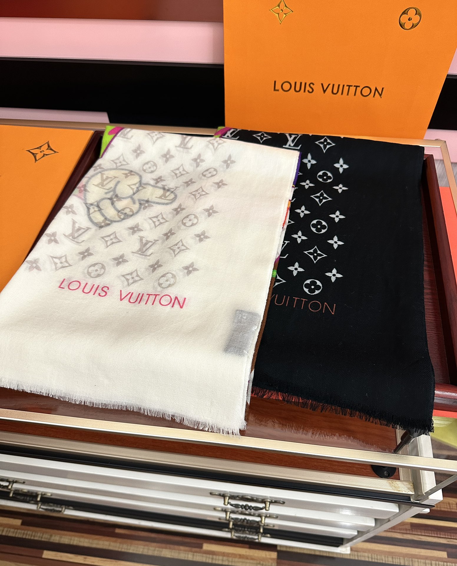 。L V 2025 最新款[得意]顶级设计太美了，真心赞👍【羊绒长巾】😘💍实物真心美 🎀披肩配以印花💓💃