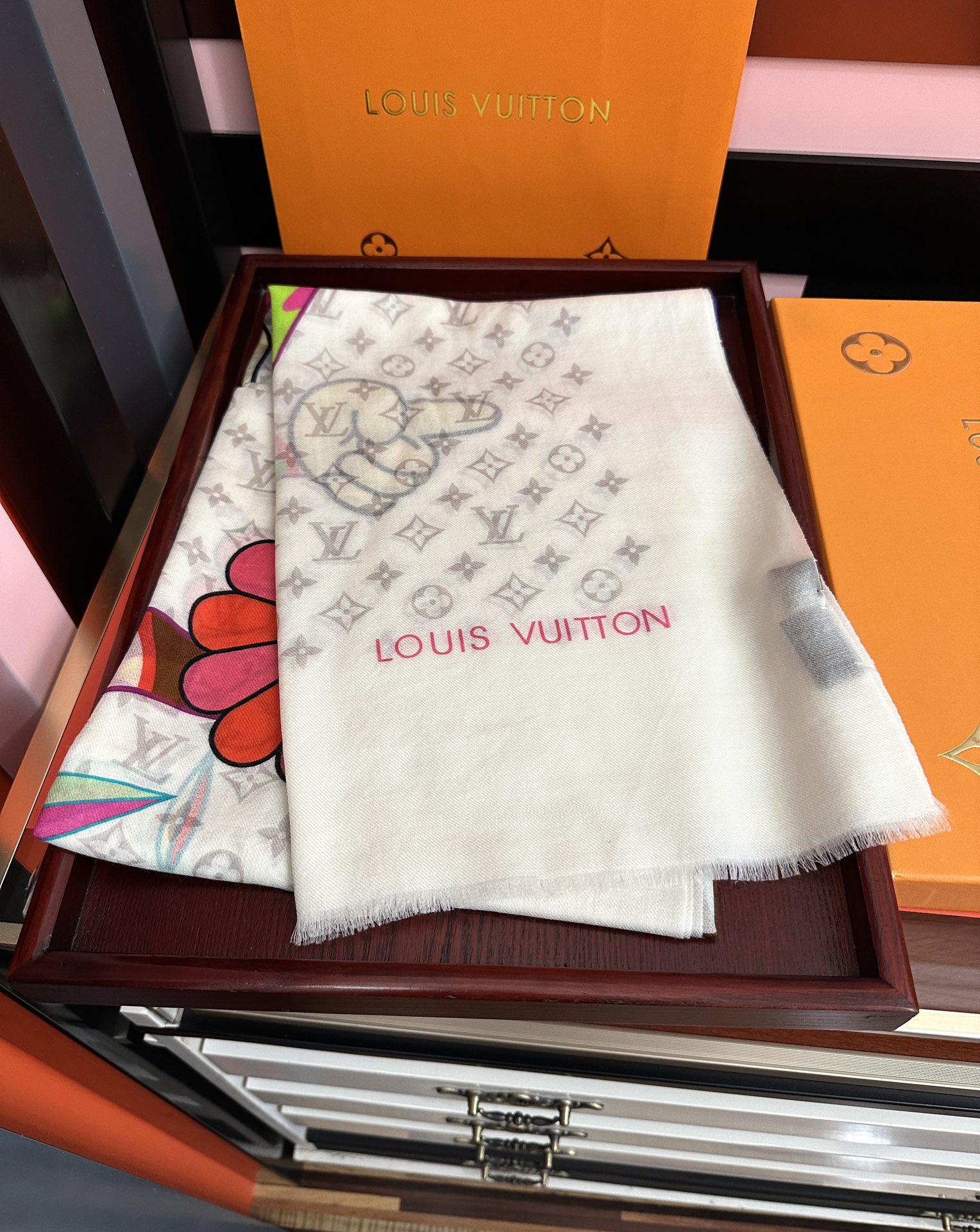 。L V 2025 最新款[得意]顶级设计太美了，真心赞👍【羊绒长巾】😘💍实物真心美 🎀披肩配以印花💓💃