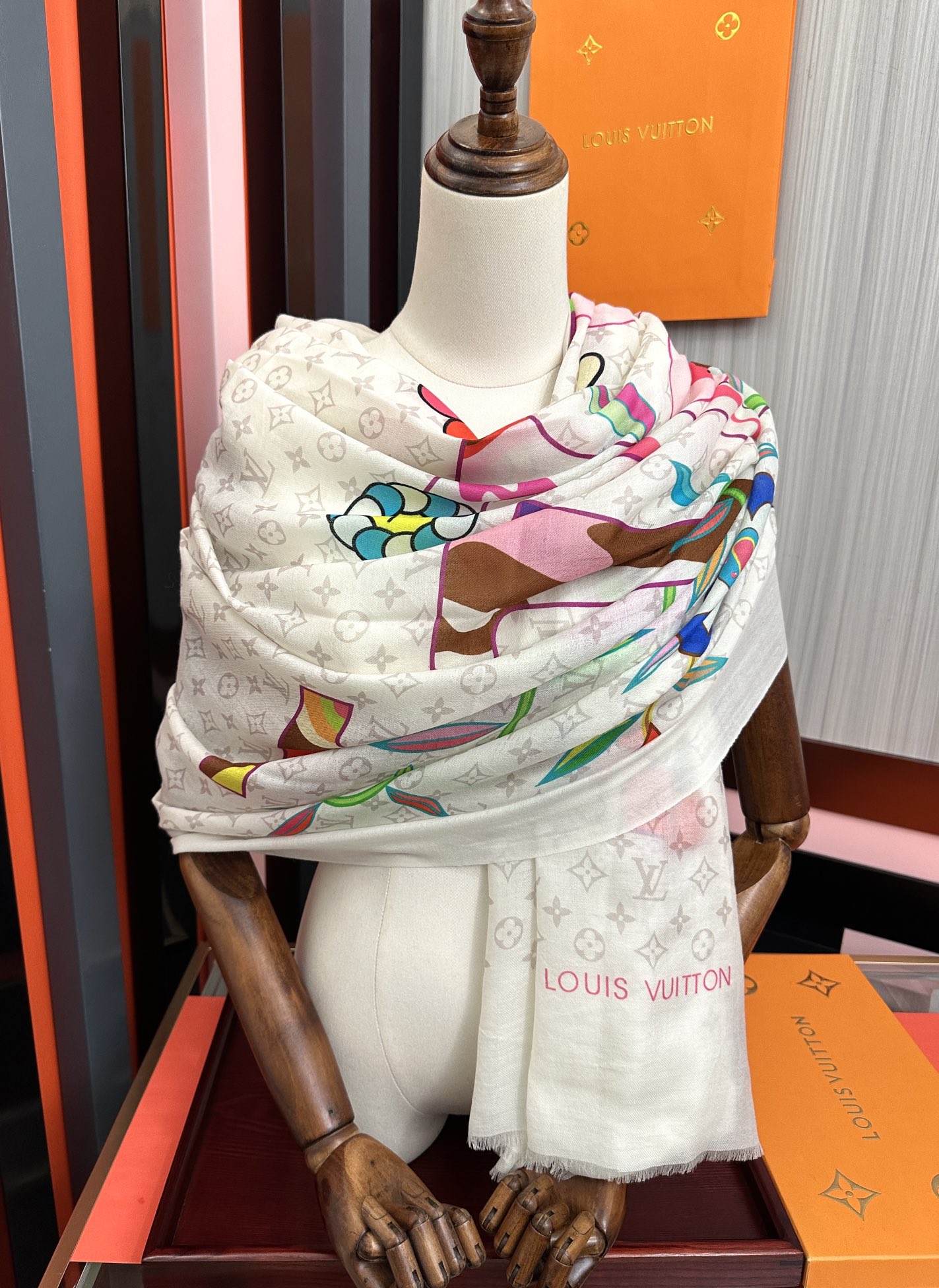 。L V 2025 最新款[得意]顶级设计太美了，真心赞👍【羊绒长巾】😘💍实物真心美 🎀披肩配以印花💓💃