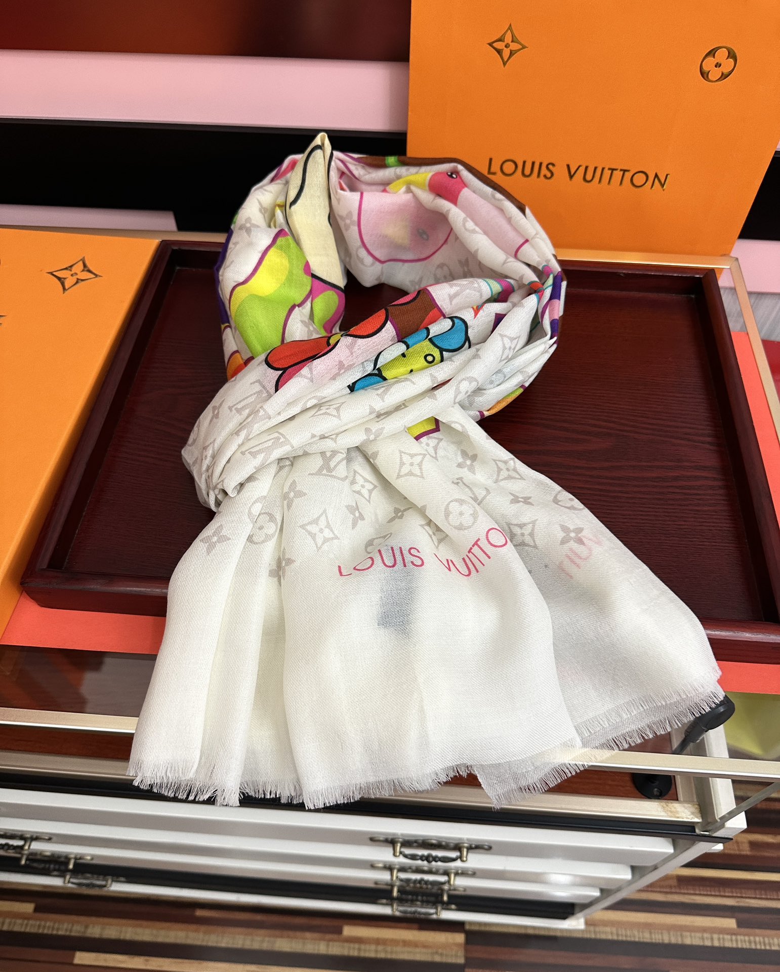 。L V 2025 最新款[得意]顶级设计太美了，真心赞👍【羊绒长巾】😘💍实物真心美 🎀披肩配以印花💓💃