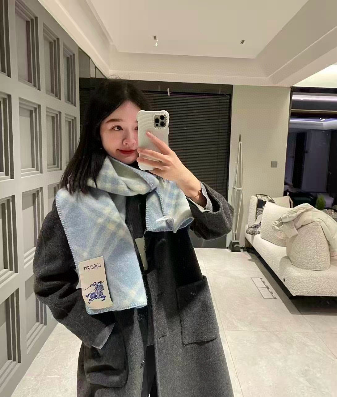 NO:642897,Burberry  A low-key sense of luxury [Moon] The ultimate softness and elite expert level fashionable scarf [Strong] The more I look at this cashmere and wool blended scarf, the more I fall in love with it [Gift] The more I look at it, the more fashionable it becomes, the more I look at it the more I like it [Love] You can tell at a glance that this kind of craftsmanship and color matching is not from an ordinary big factory [Lip] It is very much made of Alba collected every spring.  The purebred cashmere goat belly velvet tip is the production of raw cashmere [celebration] The characteristic of this kind of cashmere is that [sun] still retains the essence of raw cashmere to the greatest extent [moon] This biggest feature is also the integrated inlay process of thick thread weaving grid technology. Size: 30x180 high version scarf, high version scarf, burberry19860909巴宝莉 低调的奢侈感[月亮]极品柔美精英高手级别的时髦感围巾[强]这款羊绒羊毛混纺围巾,越看越爱[礼物]越看越时髦,越看越喜欢[爱心]这种工艺和配色一看就知道不是一般的大工厂的[嘴唇]非常非采用每年开春采集的阿尔巴斯纯种绒山羊腹部绒尖为原绒生产[庆祝]这种羊绒的特点就是[太阳]仍最大程度的保留了原绒的本质[月亮]这个最大的特色还有粗线编织格工艺的一体式镶嵌工艺.尺寸:30x180高版本围巾,高版本围巾,burberry,scarf