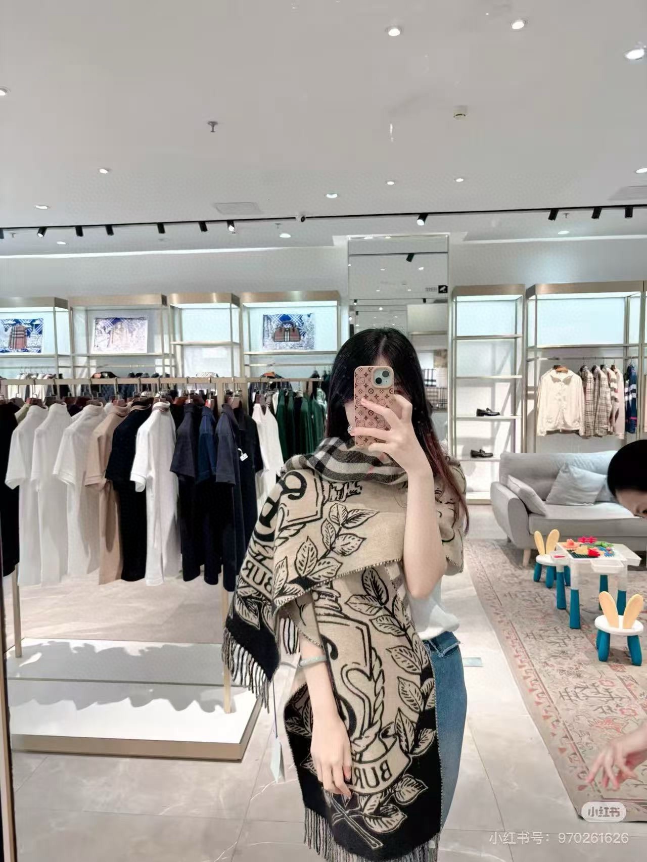 NO:642925,The new Burberry war horse knight double-sided shawl, all kinds of good-looking, known as the most beautiful style this year, the most classic jacquard war horse logo, the most beautiful classic caramel color shawl, refined scarf, made of jacquard worsted cashmere fabric, decorated with the brand's large plaid and equestrian knight design. The brand logo is integrated into the background of oak leaves and acorns. The specification does not include tassels on both sides: 210 cmx50cm. The size including tassels is 230cmx50cm and weighs 450 grams.  Cashmere rectangular high version scarf with tassels on both ends, high version scarf, burberry, shawls19860909新款巴宝利战马骑士双面披肩,各种好看,被誉为今年最美的款,最经典的提花战马徽标最美的经典焦糖配色披肩,精制围巾,选用提花精纺羊绒面料制成,装饰品牌大号格纹和马术骑士设计.将品牌徽标融入橡树叶和橡果背景中, 规格不含两边流苏210 cmx50cm, 含流苏尺寸,230cmx50cm450克重 羊绒长方形 两端流苏高版本围巾,高版本围巾,burberry,shawls,scarf