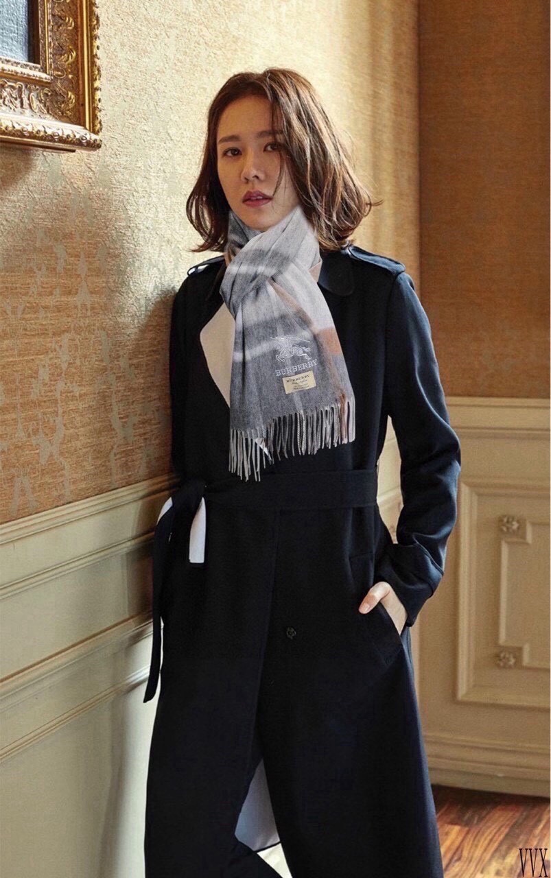 NO:642704,The new Burberry counter is a new unisex couple's style, which never goes out of style. The upper body effect is very good. The Scottish style is made of pure cashmere fabric to show the extraordinary quality. The plaid pattern is woven with exquisite craftsmanship to create an extraordinary fashion style. The size is 36* top cashmere high version scarf, high version scarf, burberry19860909上新巴宝莉 专柜新款男女通用情侣款,永不过时,上身效果非常棒质感醇尚的苏格兰风格采用纯羊绒面料匠制而就彰显非凡卓越品质采用精湛工艺织就格纹图案营造非凡时尚格调尺寸为36*顶级羊绒高版本围巾,高版本围巾,burberry,scarf