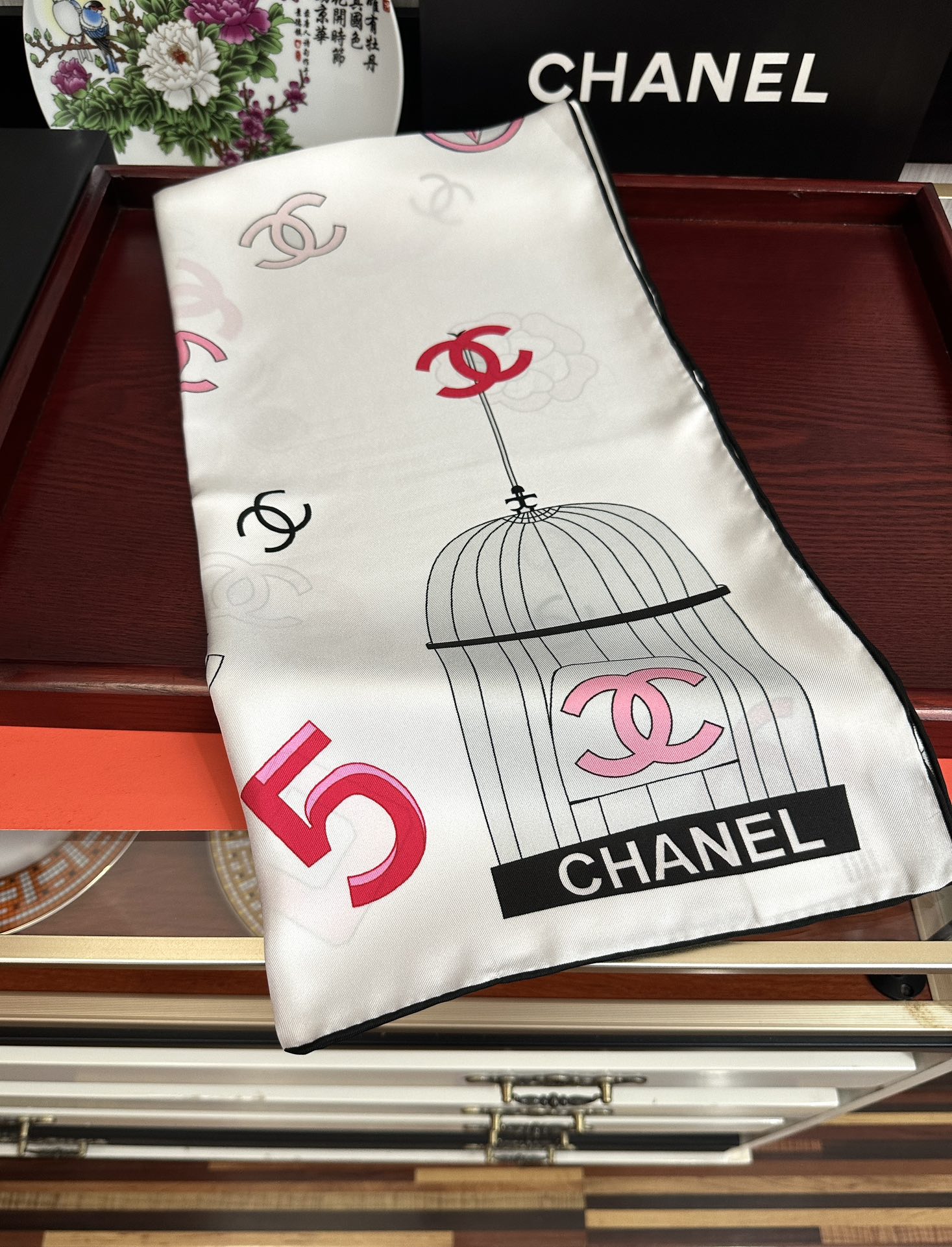 。香奈儿《字母鸟笼丝巾》[得意]经典配色[庆祝]融合品牌标识与艺术化鸟笼元素[玫瑰]低调中透露出高级感[