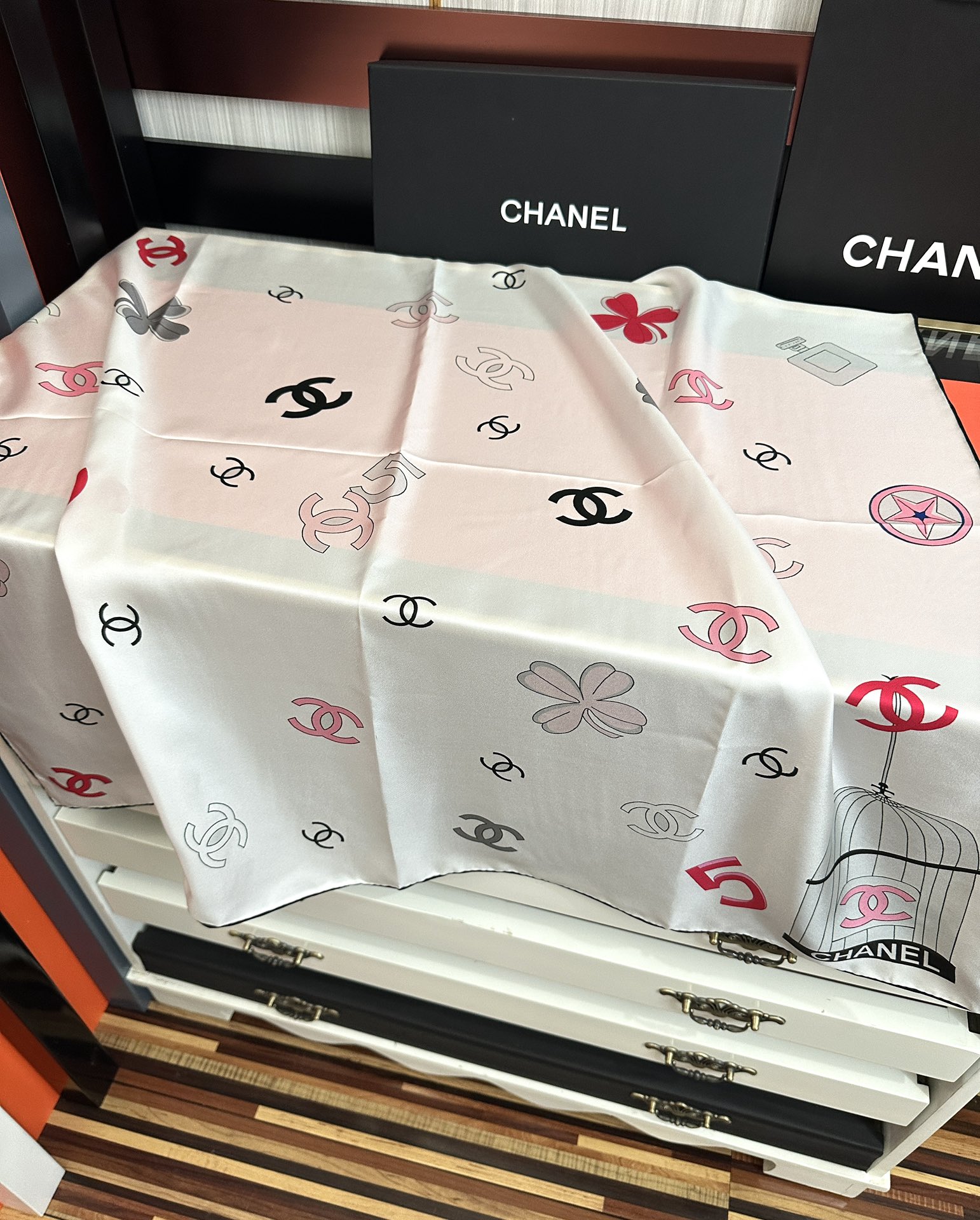 。香奈儿《字母鸟笼丝巾》[得意]经典配色[庆祝]融合品牌标识与艺术化鸟笼元素[玫瑰]低调中透露出高级感[